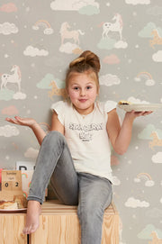Majvillan Rainbow treasures behang in mud grey kleur in sfeervolle Scandinavische kinderkamer