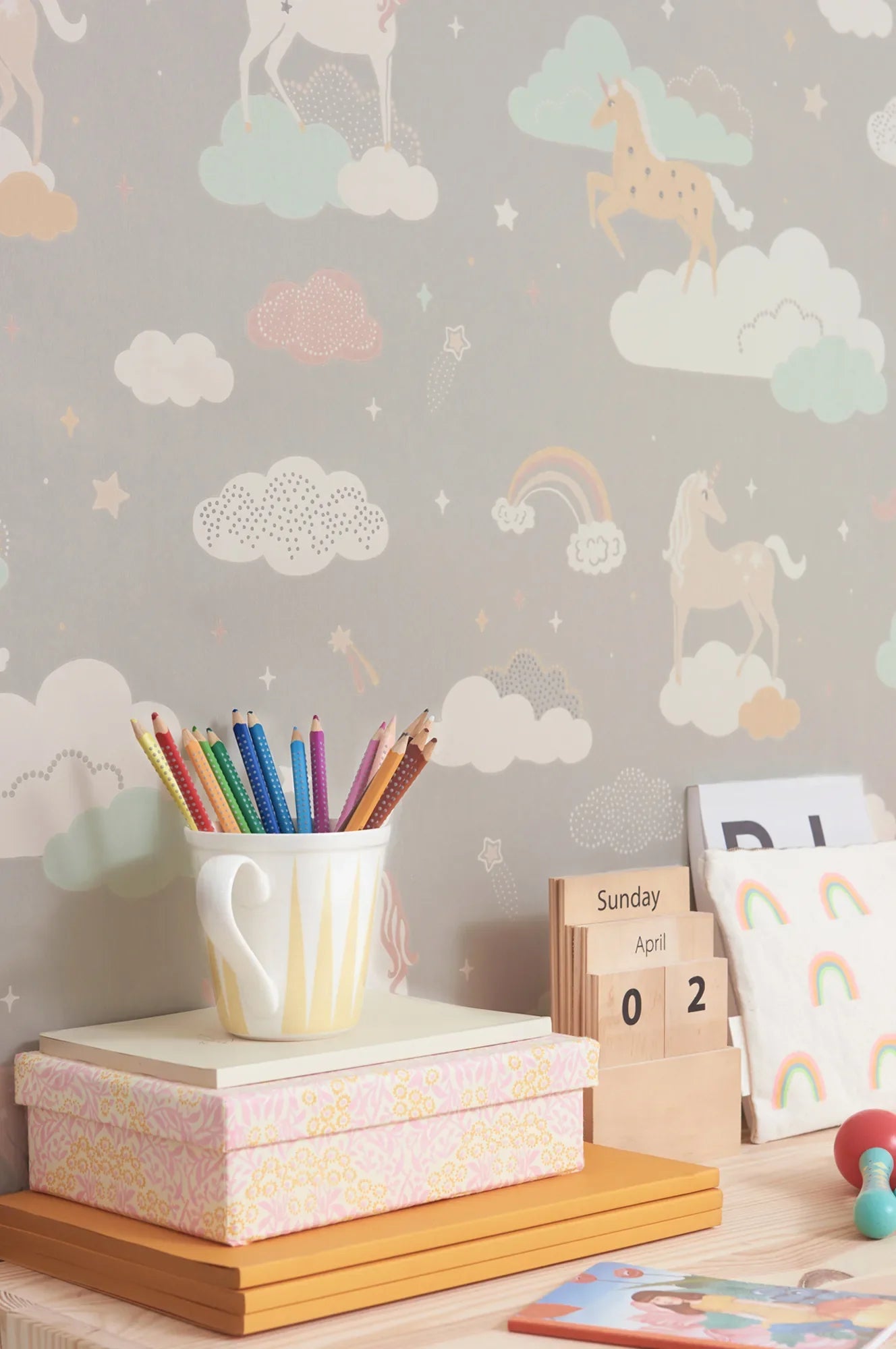 Majvillan Rainbow treasures mud grey behang sfeerbeeld kinderkamer detail