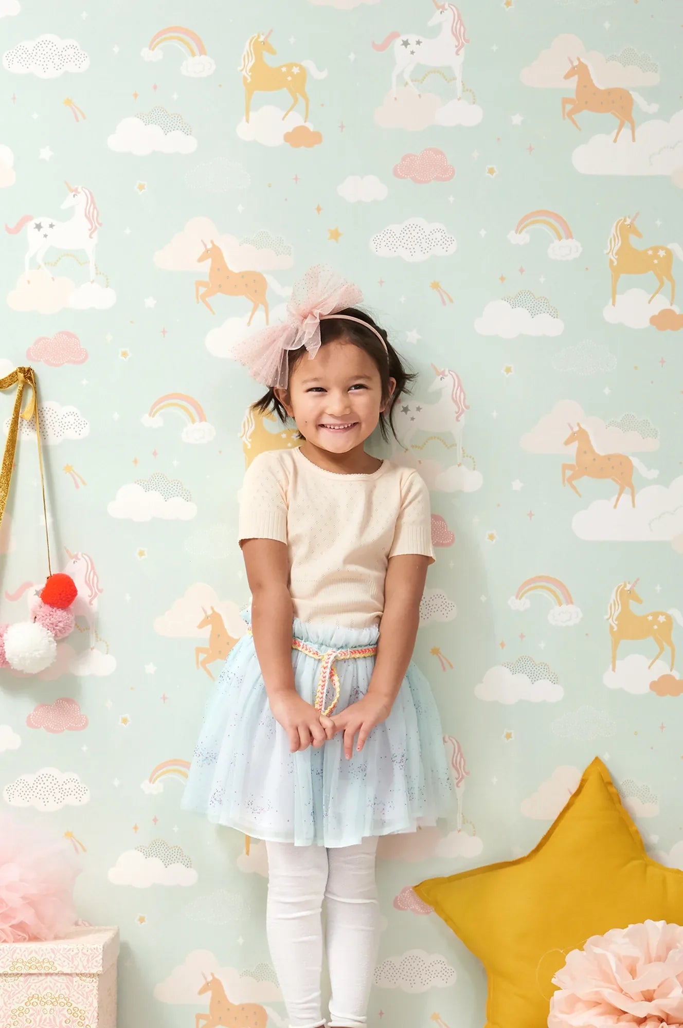 Majvillan Rainbow treasures behang in bubblegum turquoise kleur in sfeervolle Scandinavische kinderkamer