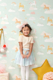 Majvillan Rainbow treasures behang in bubblegum turquoise kleur in sfeervolle Scandinavische kinderkamer