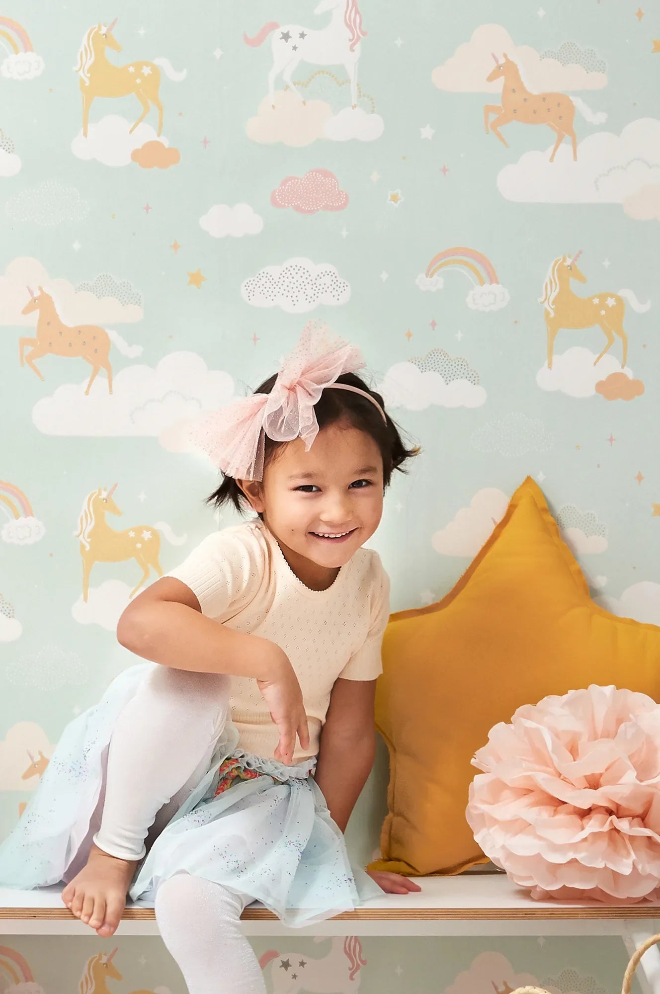 Majvillan Rainbow treasures bubblegum turquoise behang sfeerbeeld kinderkamer detail
