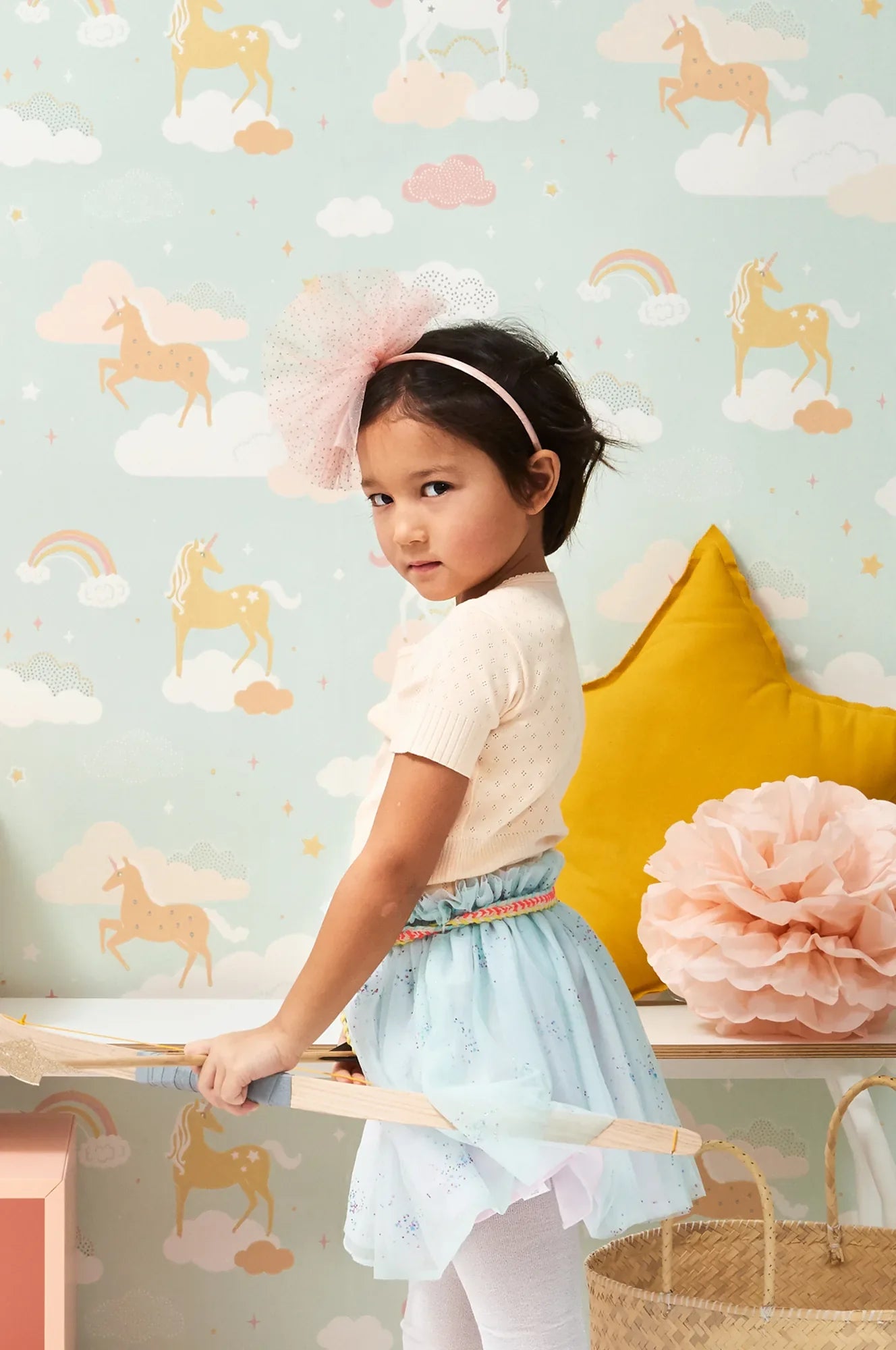 Majvillan Rainbow treasures bubblegum turquoise behang sfeerbeeld kinderkamer detail