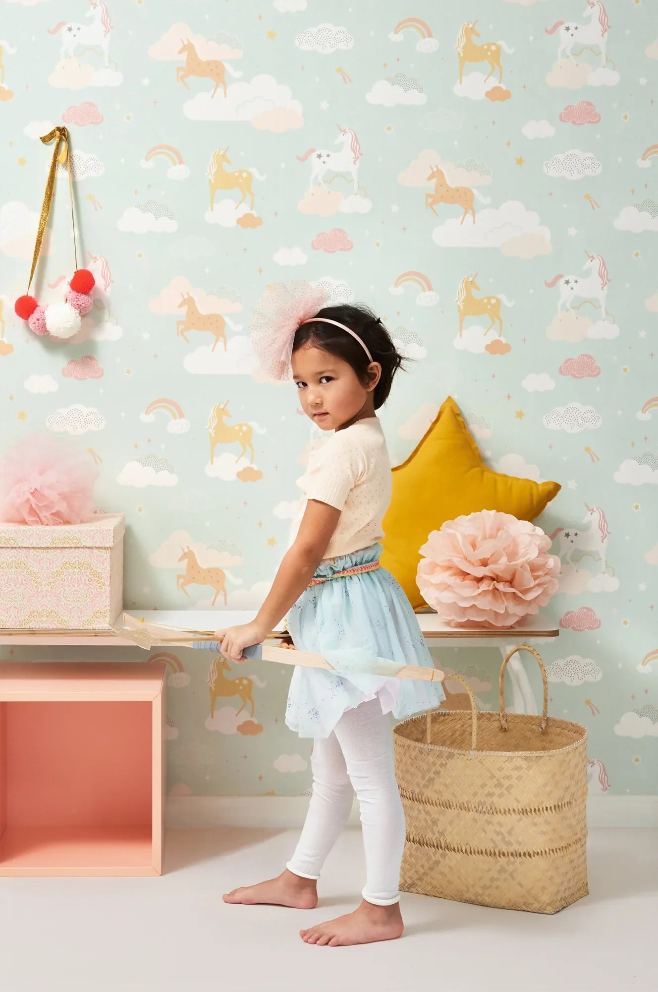 Majvillan Rainbow treasures bubblegum turquoise behang sfeerbeeld kinderkamer detail