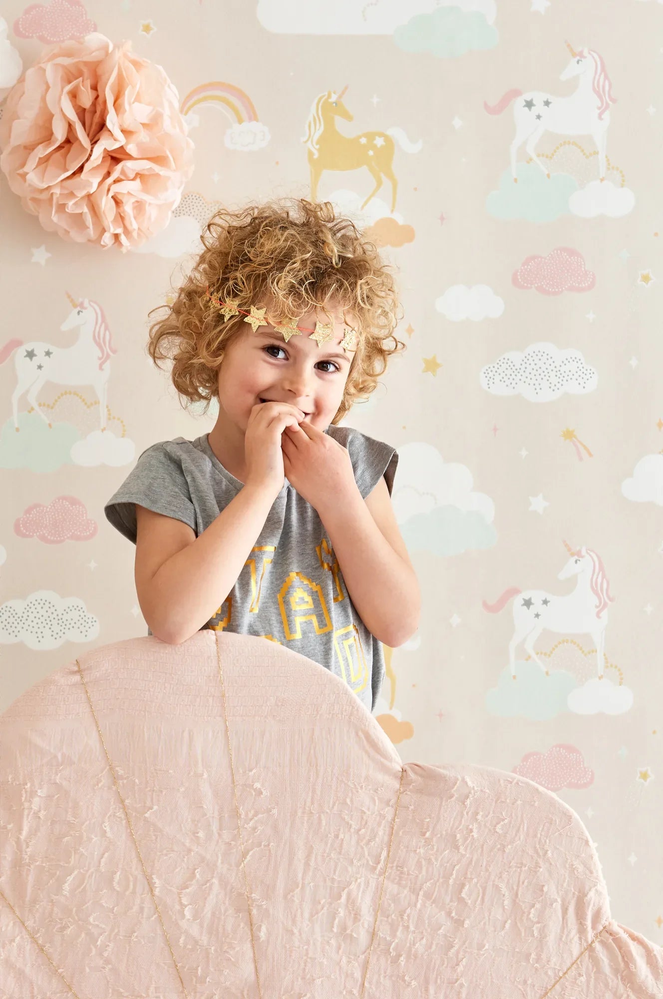 Majvillan Rainbow treasures behang in lovely pastel pink kleur in sfeervolle Scandinavische kinderkamer