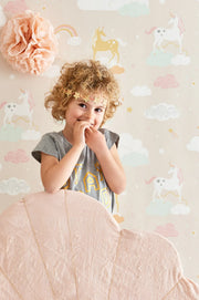 Majvillan Rainbow treasures behang in lovely pastel pink kleur in sfeervolle Scandinavische kinderkamer