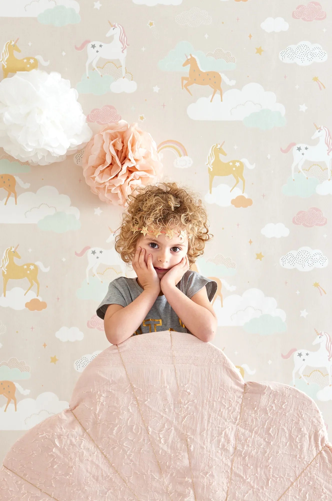 Majvillan Rainbow treasures lovely pastel pink behang sfeerbeeld kinderkamer detail