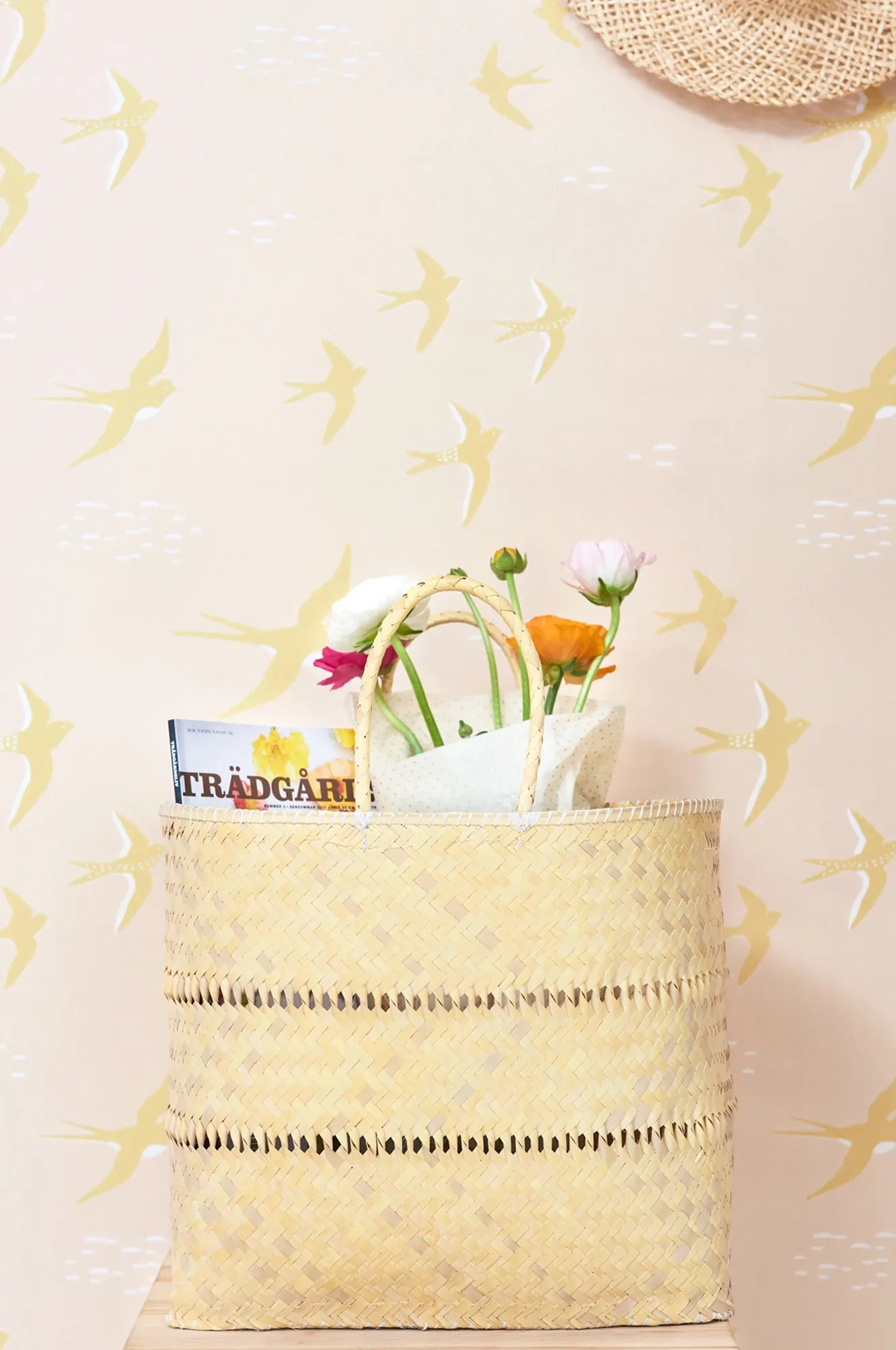 Majvillan Follow the wind behang in sunny pink kleur in sfeervolle Scandinavische kinderkamer