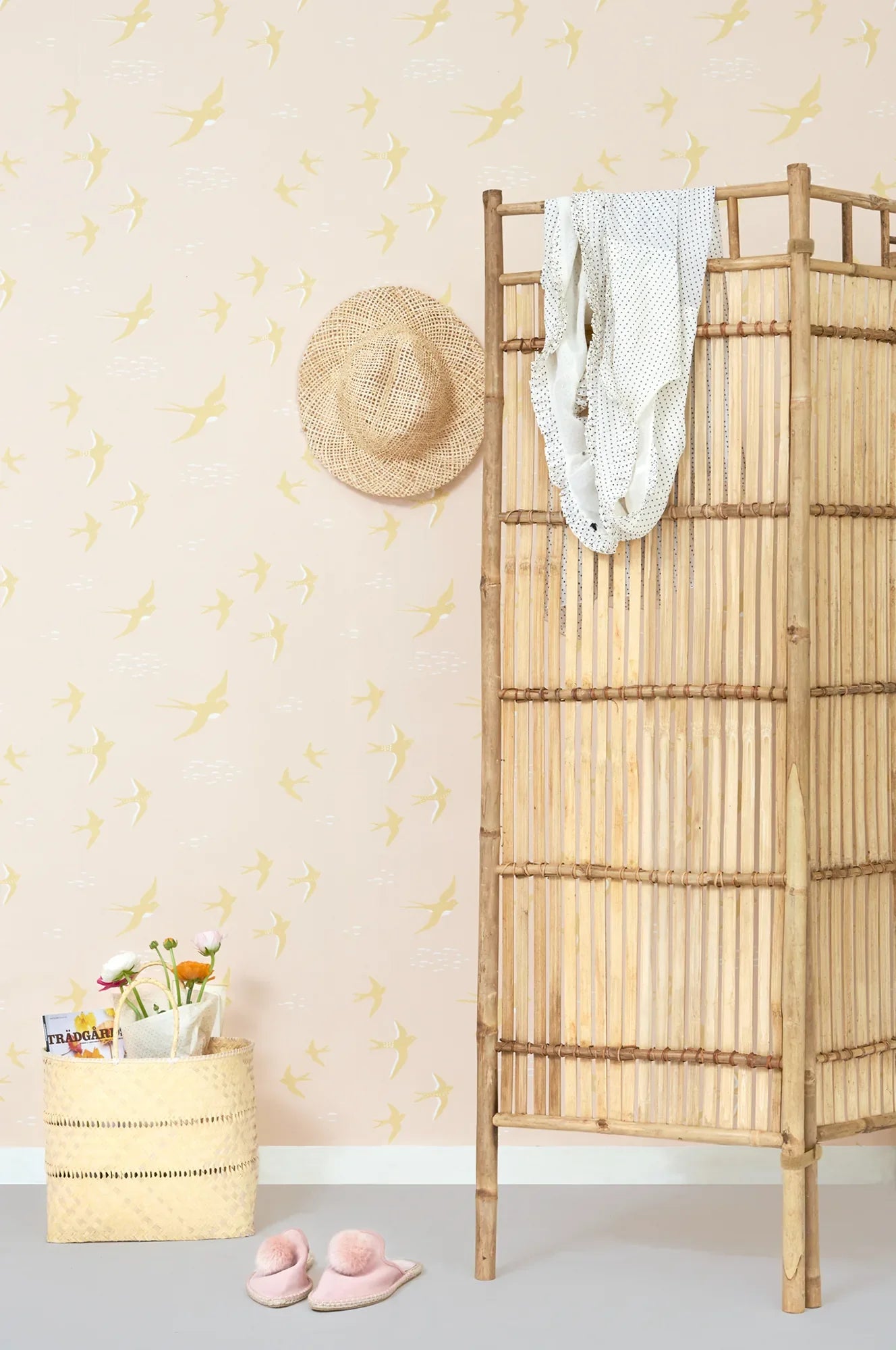 Majvillan Follow the wind sunny pink behang sfeerbeeld kinderkamer detail
