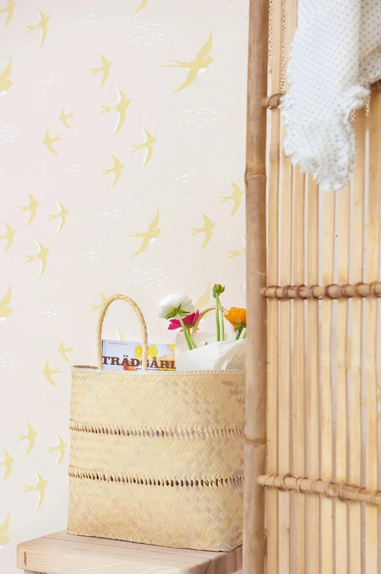Majvillan Follow the wind sunny pink behang sfeerbeeld kinderkamer detail