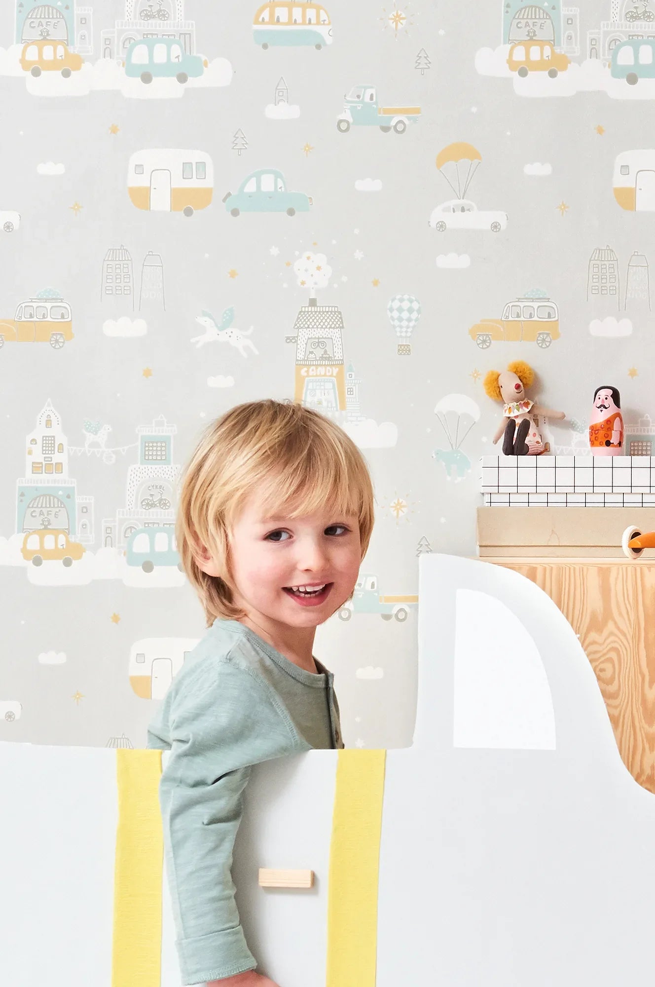 Majvillan Above the clouds behang in soft grey kleur in sfeervolle Scandinavische kinderkamer