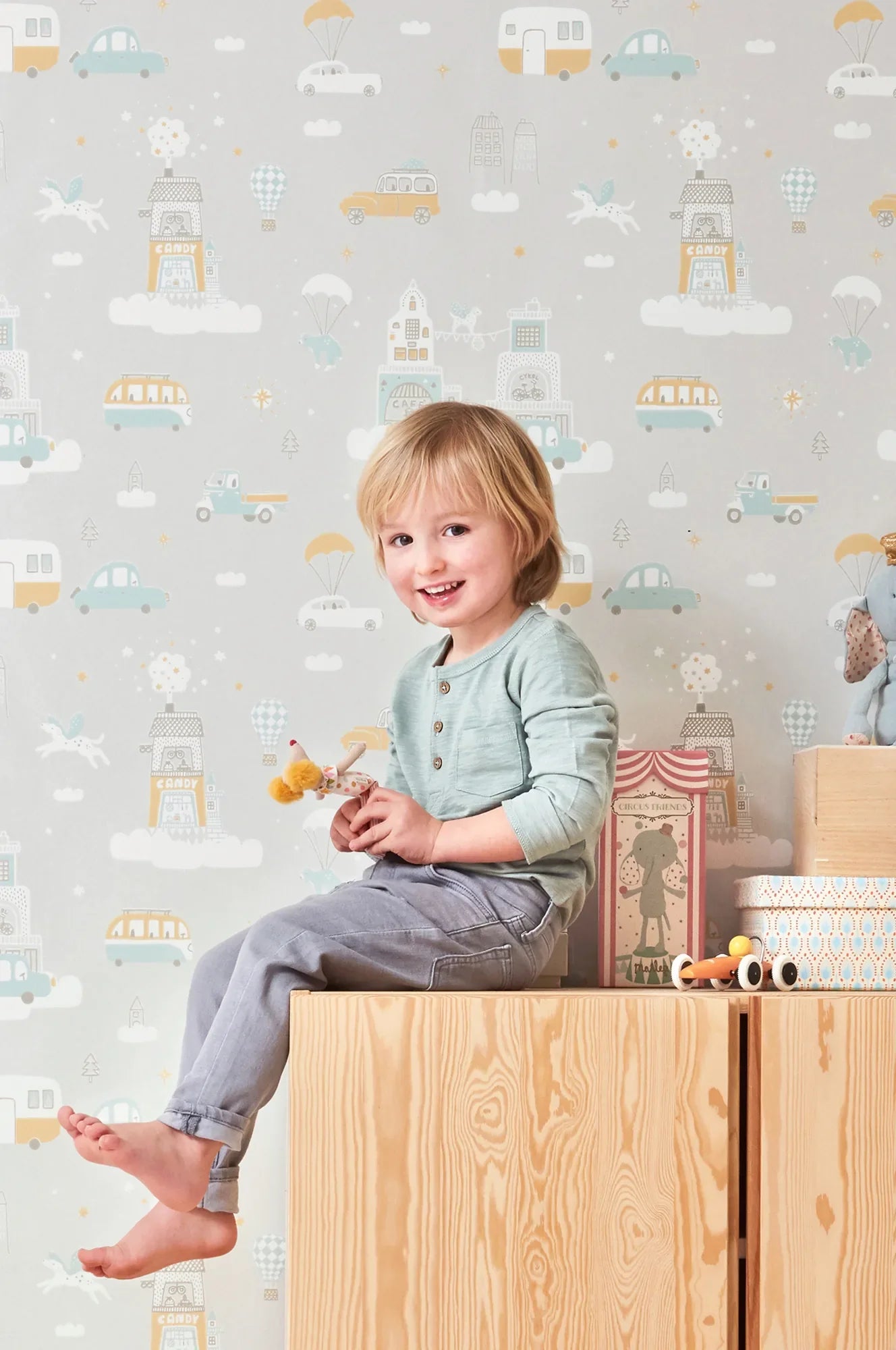 Majvillan Above the clouds soft grey behang sfeerbeeld kinderkamer detail