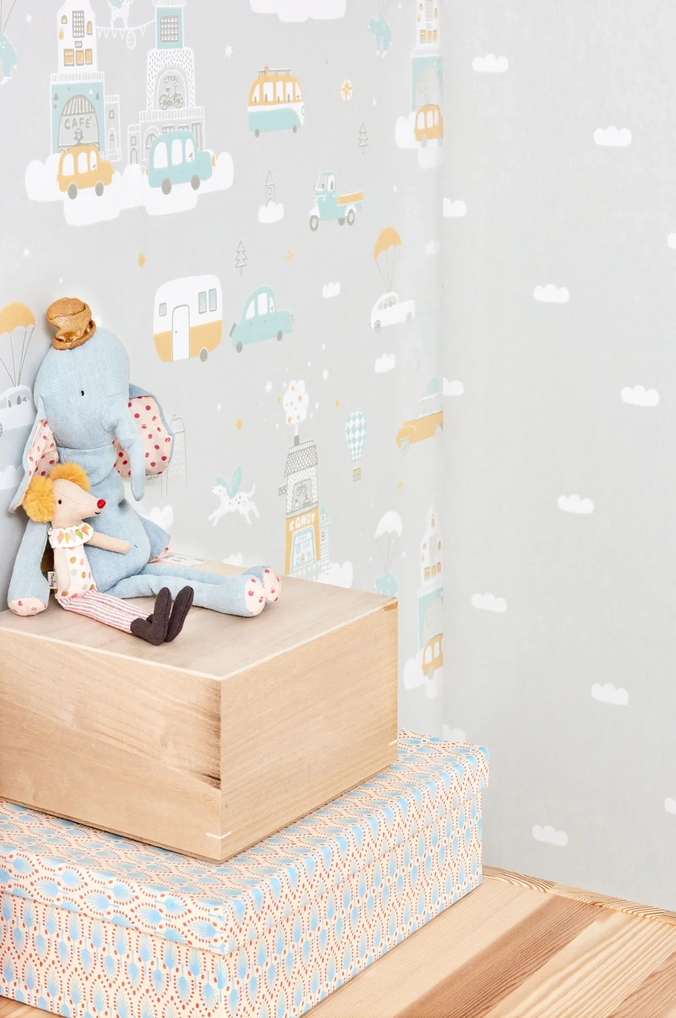 Majvillan Above the clouds soft grey behang sfeerbeeld kinderkamer detail