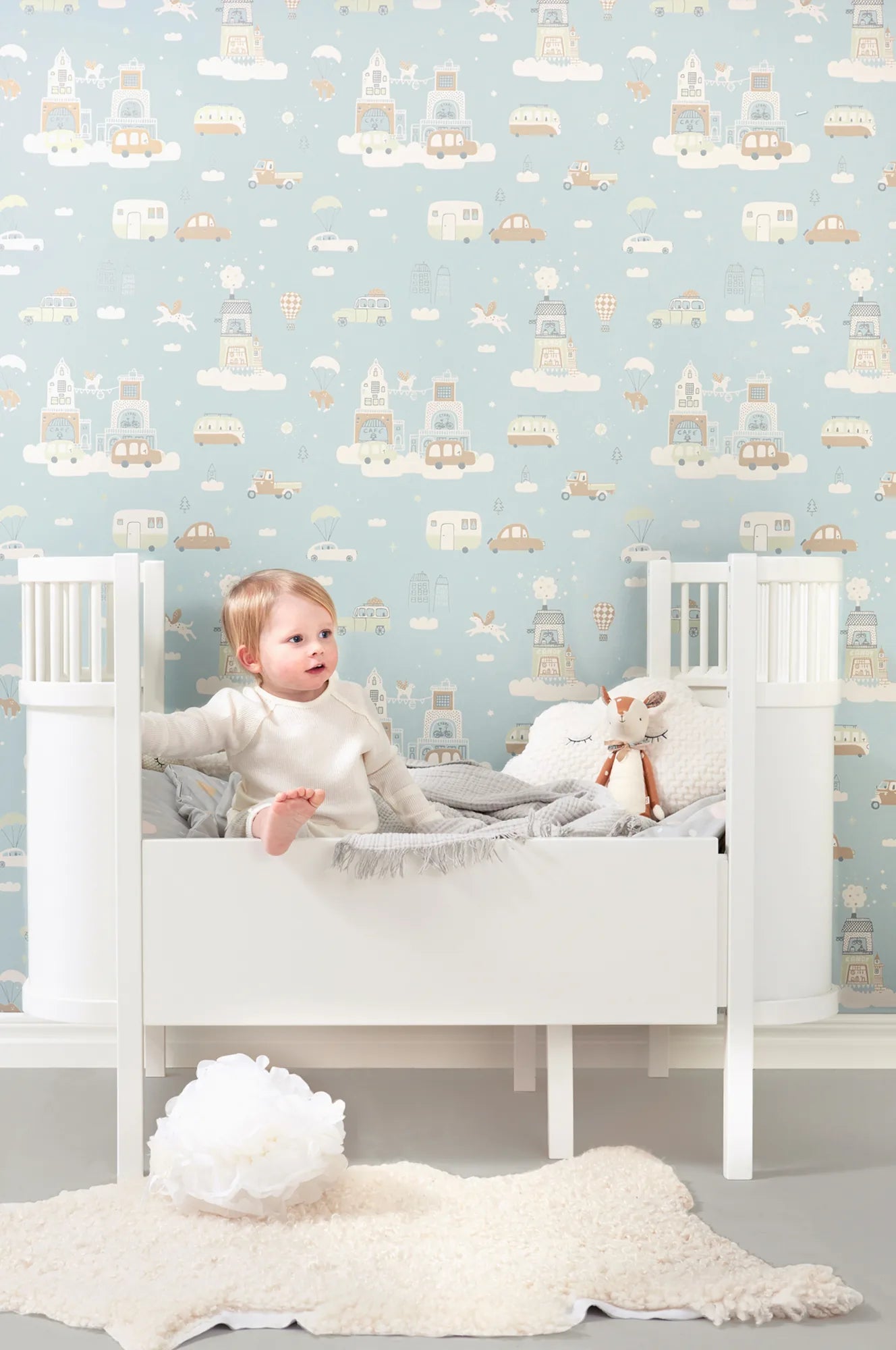 Majvillan Above the clouds behang in soft blue kleur in sfeervolle Scandinavische kinderkamer