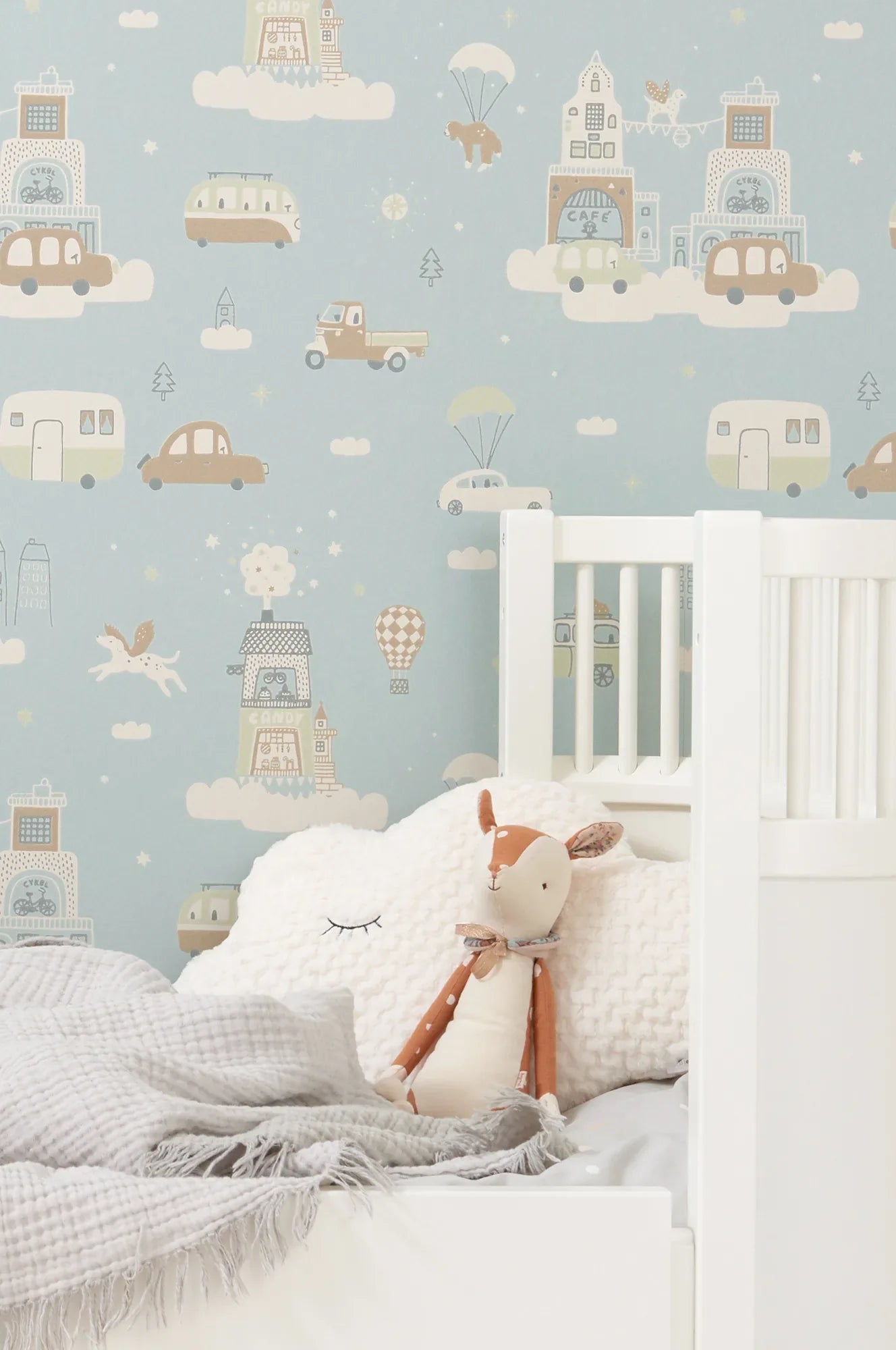 Majvillan Above the clouds soft blue behang sfeerbeeld kinderkamer detail