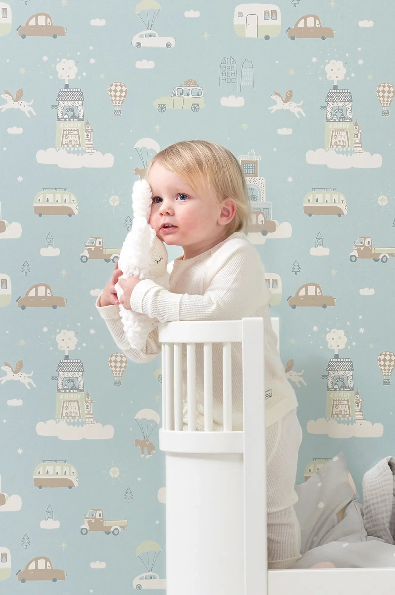 Majvillan Above the clouds soft blue behang sfeerbeeld kinderkamer detail