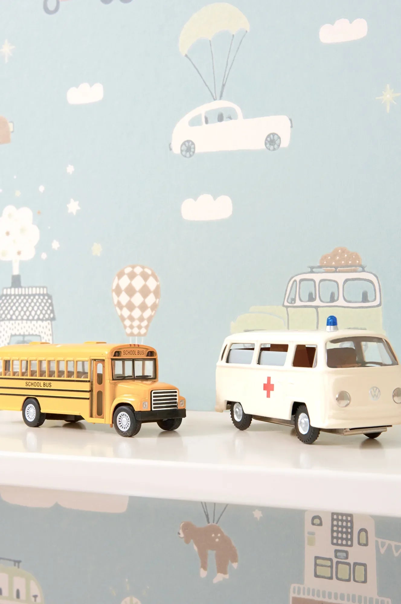 Majvillan Above the clouds soft blue behang sfeerbeeld kinderkamer detail