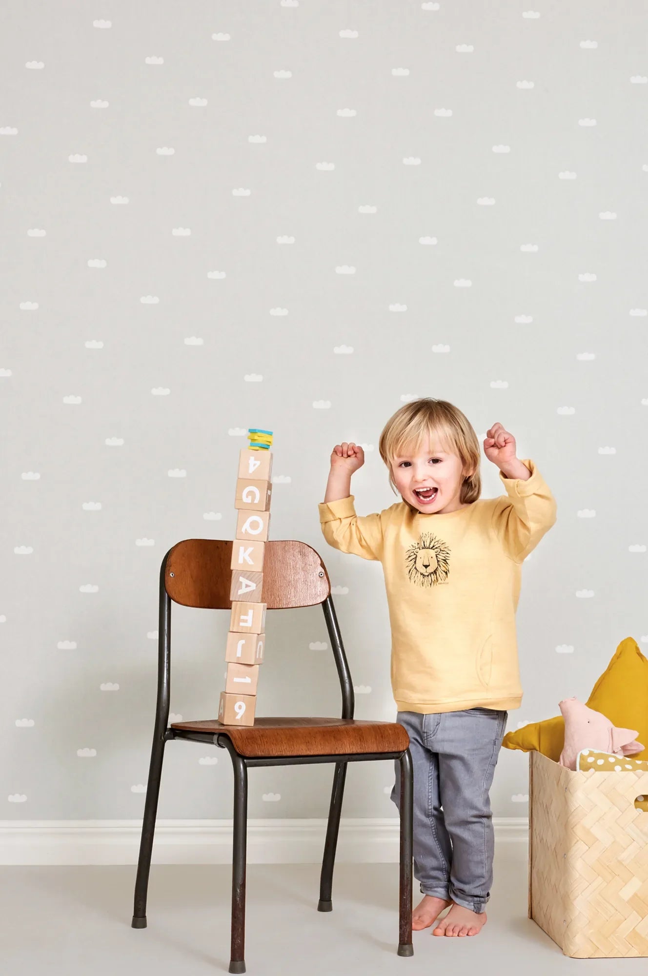 Majvillan Dreamy clouds behang in soft grey kleur in sfeervolle Scandinavische kinderkamer