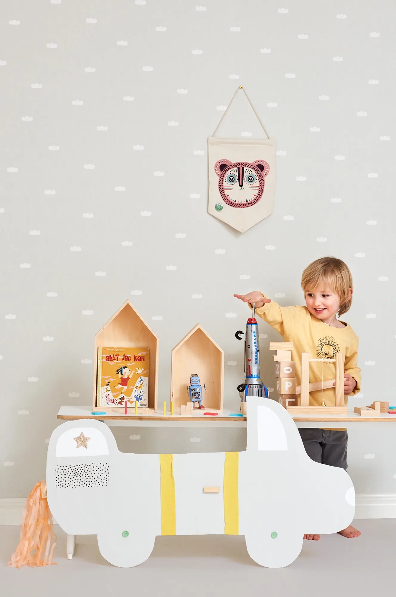 Majvillan Dreamy clouds soft grey behang sfeerbeeld kinderkamer detail