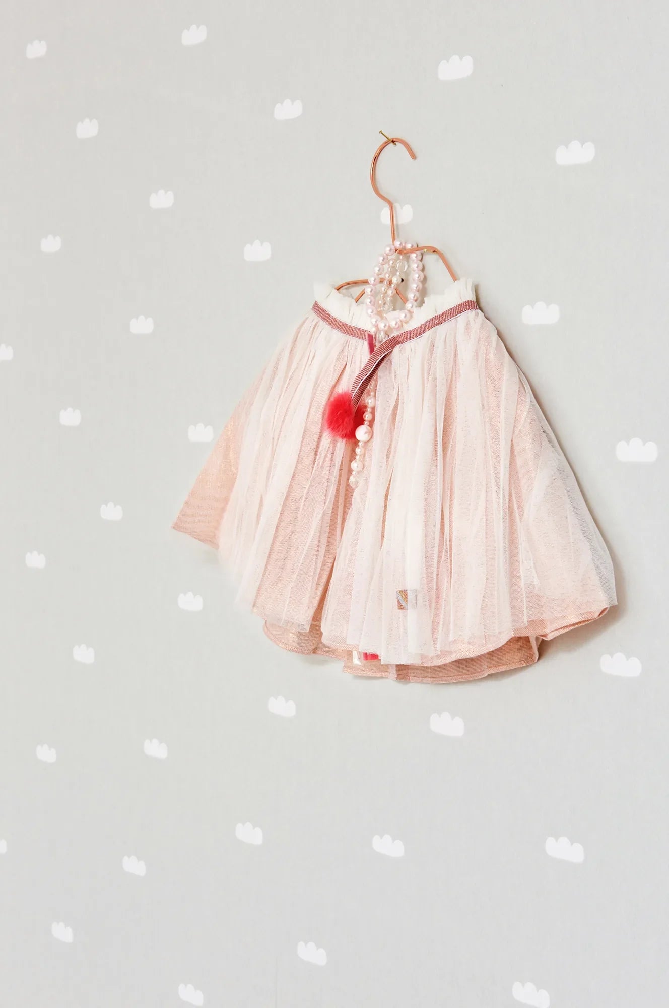 Majvillan Dreamy clouds soft grey behang sfeerbeeld kinderkamer detail