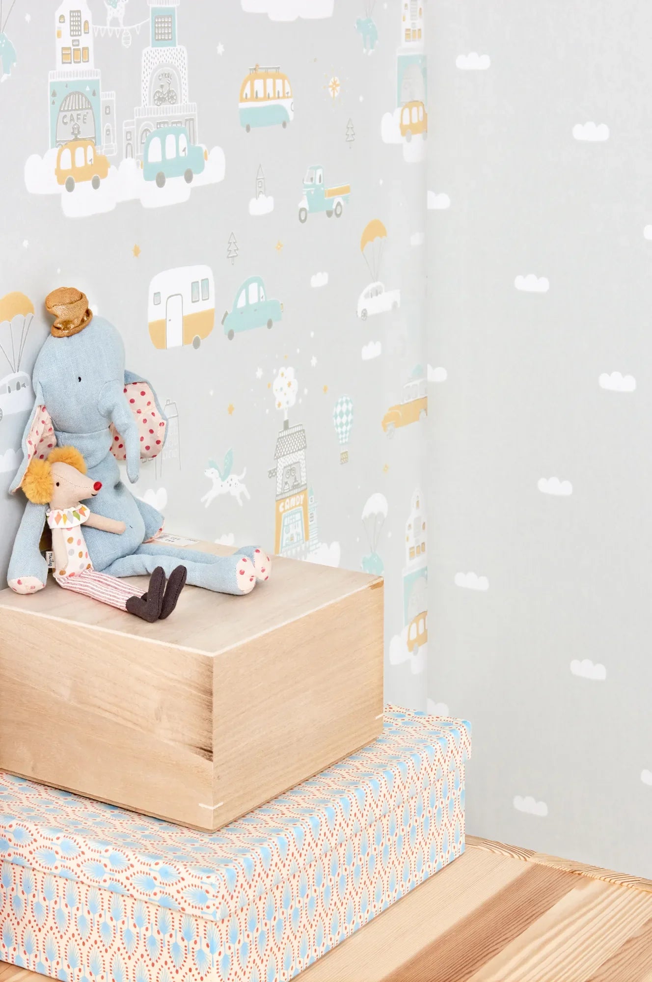 Majvillan Dreamy clouds soft grey behang sfeerbeeld kinderkamer detail