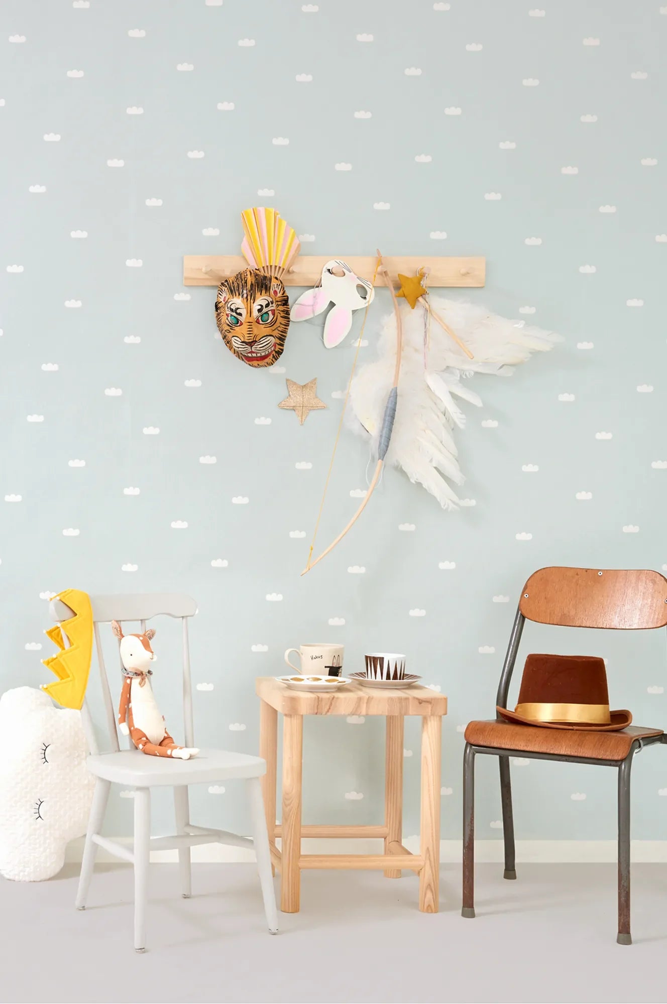 Majvillan Dreamy clouds behang in dusty blue kleur in sfeervolle Scandinavische kinderkamer
