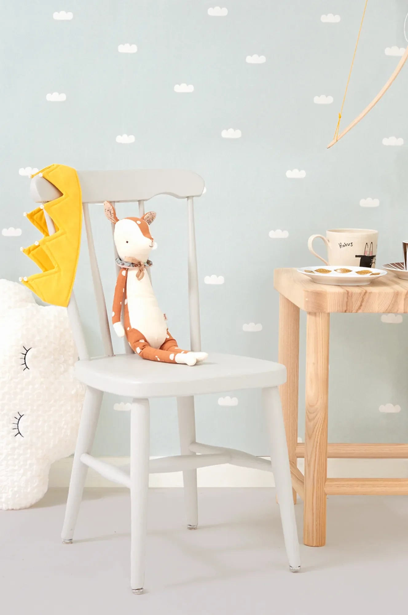 Majvillan Dreamy clouds dusty blue behang sfeerbeeld kinderkamer detail