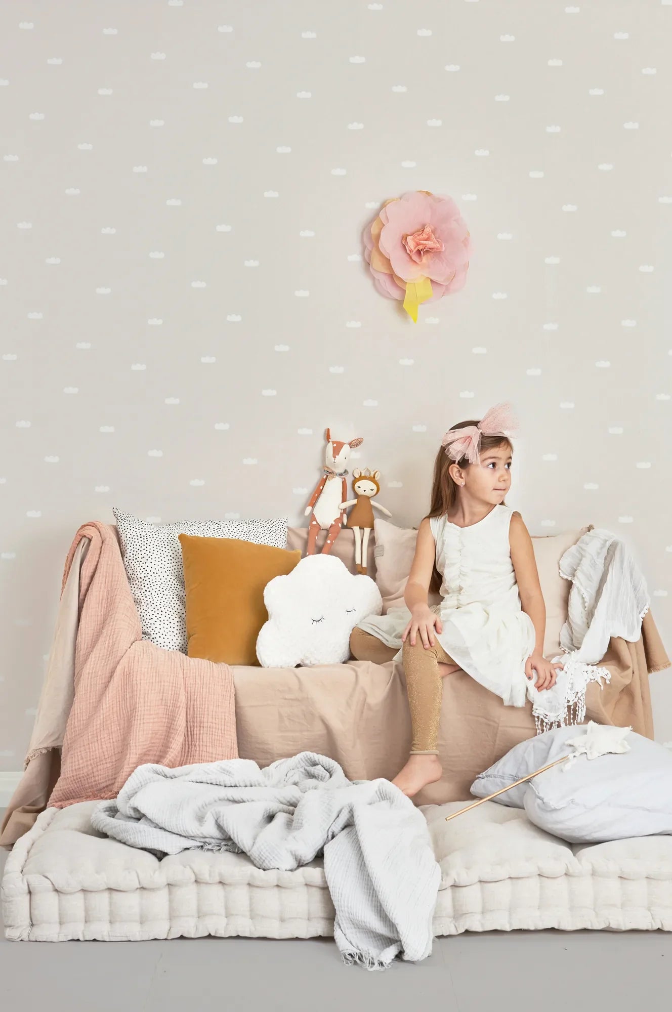 Majvillan Dreamy clouds behang in dreamy pink kleur in sfeervolle Scandinavische kinderkamer