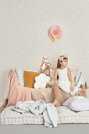 Majvillan Dreamy clouds behang in dreamy pink kleur in sfeervolle Scandinavische kinderkamer