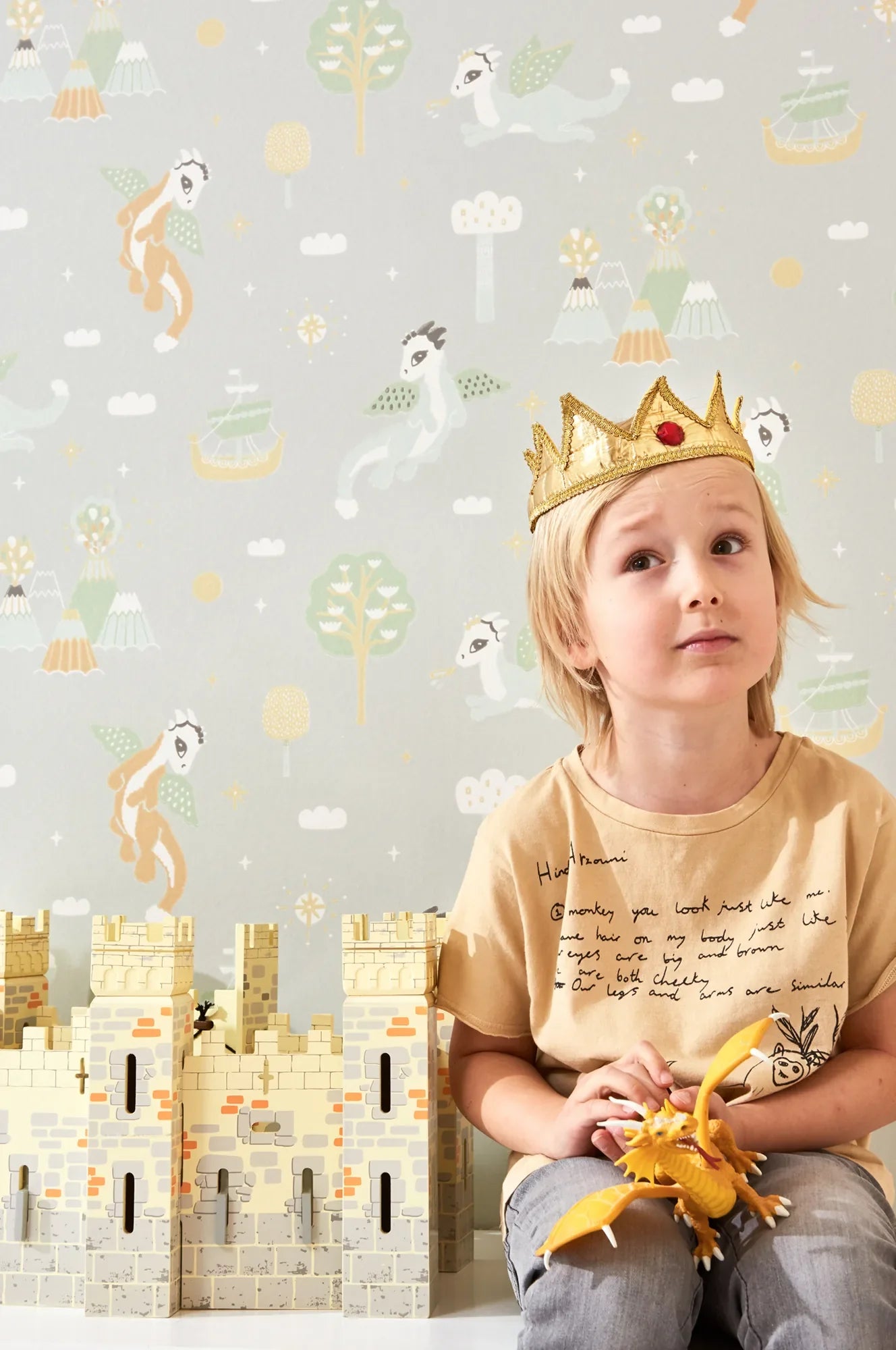 Majvillan Magical adventure behang in soft grey kleur in sfeervolle Scandinavische kinderkamer