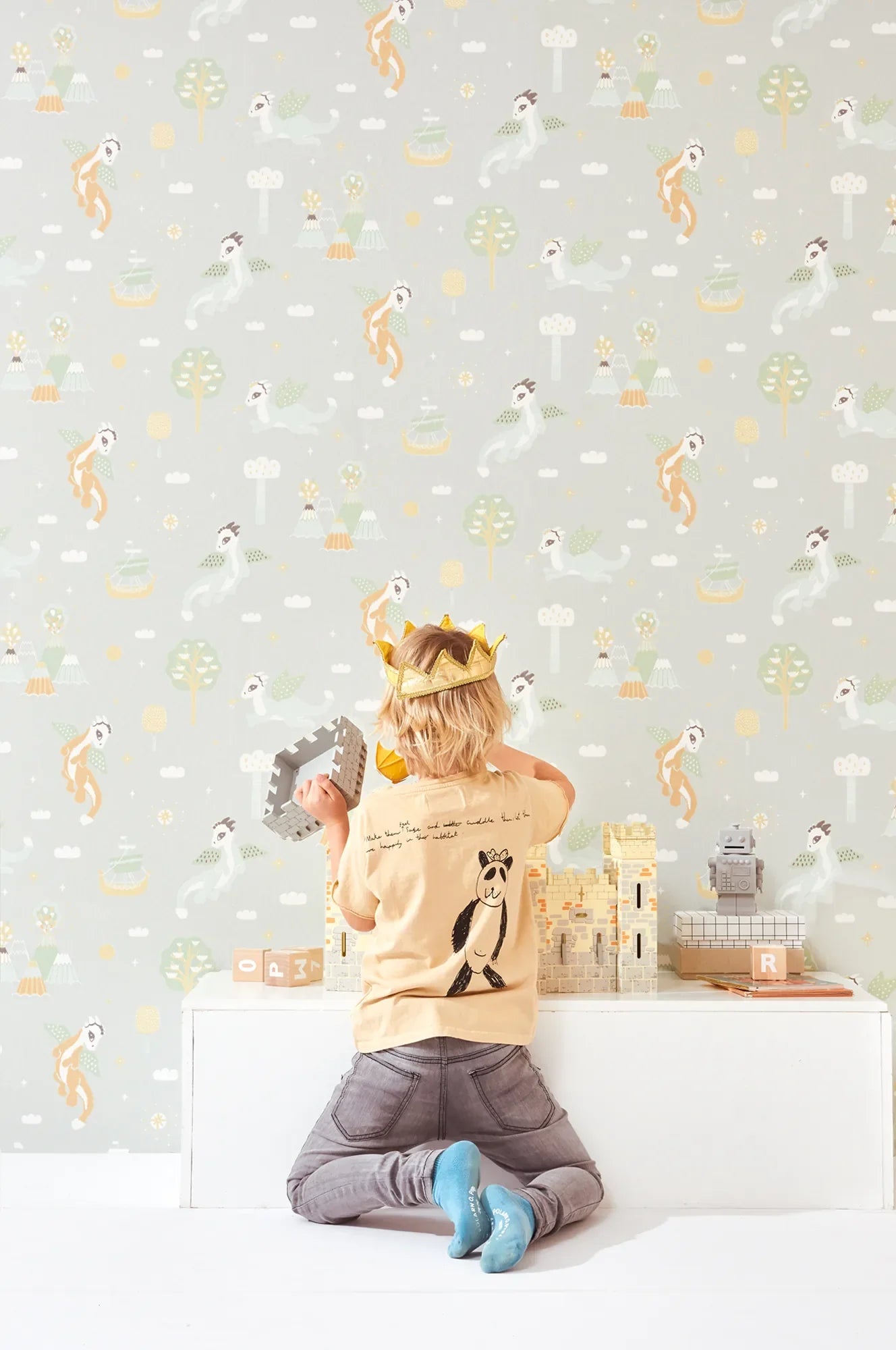 Majvillan Magical adventure soft grey behang sfeerbeeld kinderkamer detail