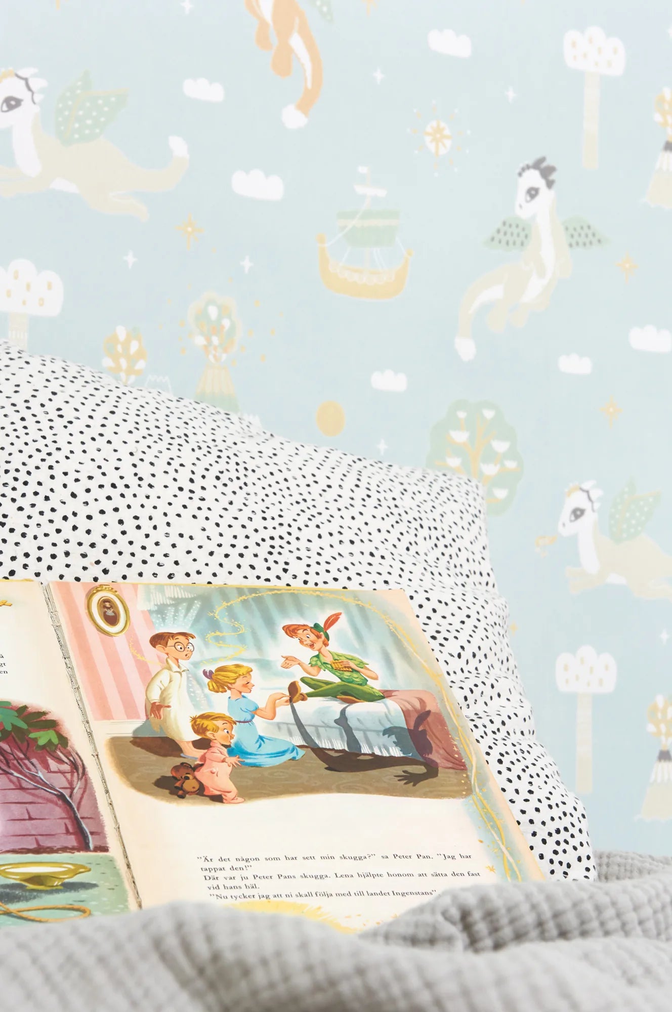 Majvillan Magical adventure dusty blue behang sfeerbeeld kinderkamer detail
