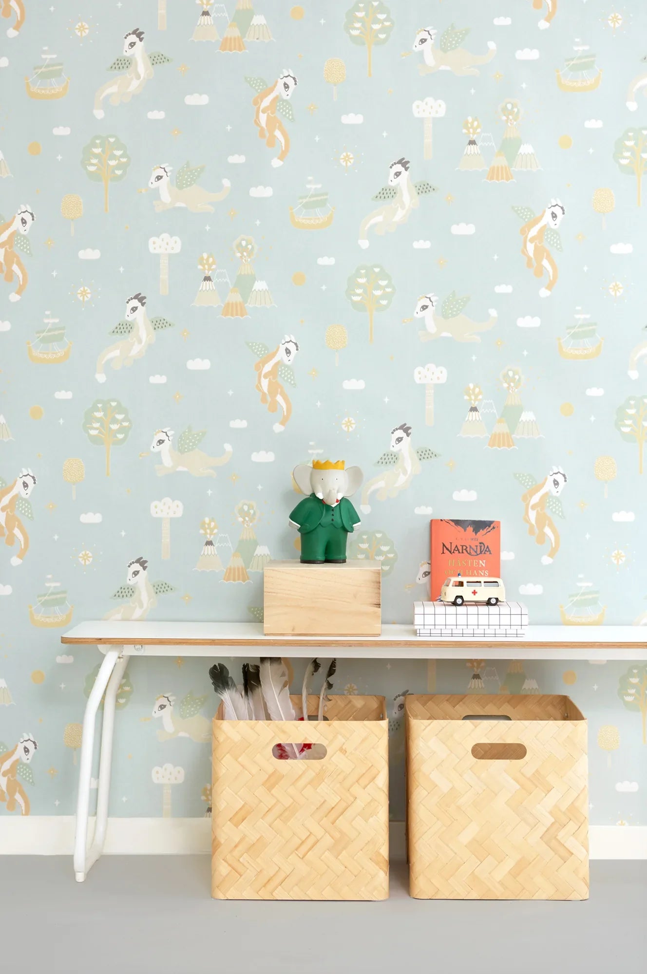 Majvillan Magical adventure dusty blue behang sfeerbeeld kinderkamer detail