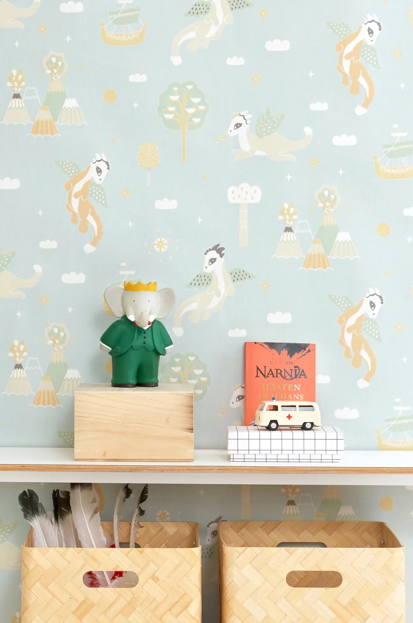 Majvillan Magical adventure dusty blue behang sfeerbeeld kinderkamer detail
