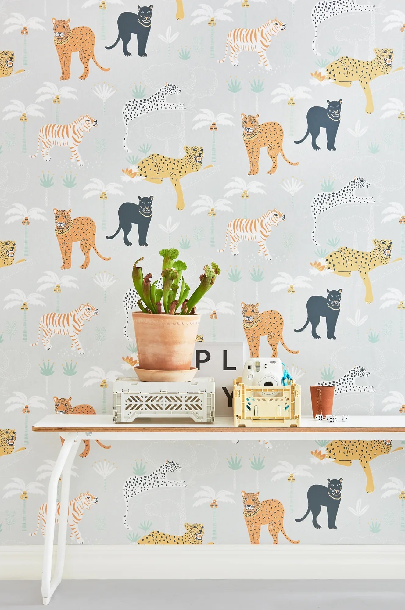 Majvillan Black panther behang in light grey kleur in sfeervolle Scandinavische kinderkamer