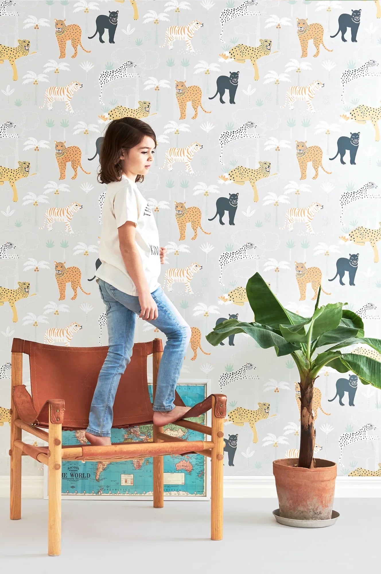 Majvillan Black panther light grey behang sfeerbeeld kinderkamer detail