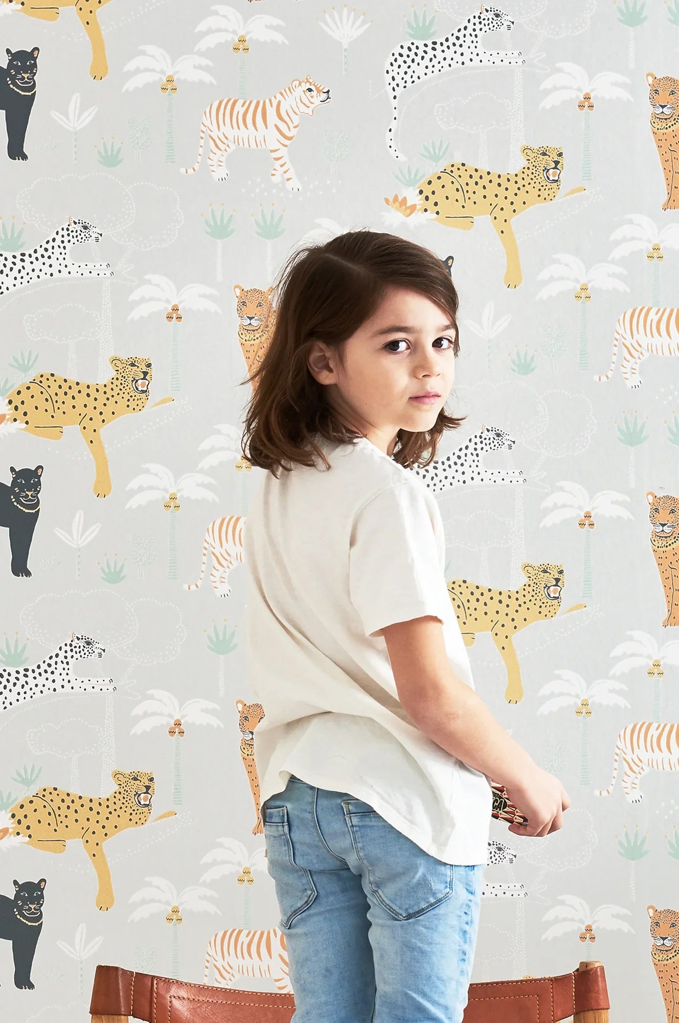 Majvillan Black panther light grey behang sfeerbeeld kinderkamer detail
