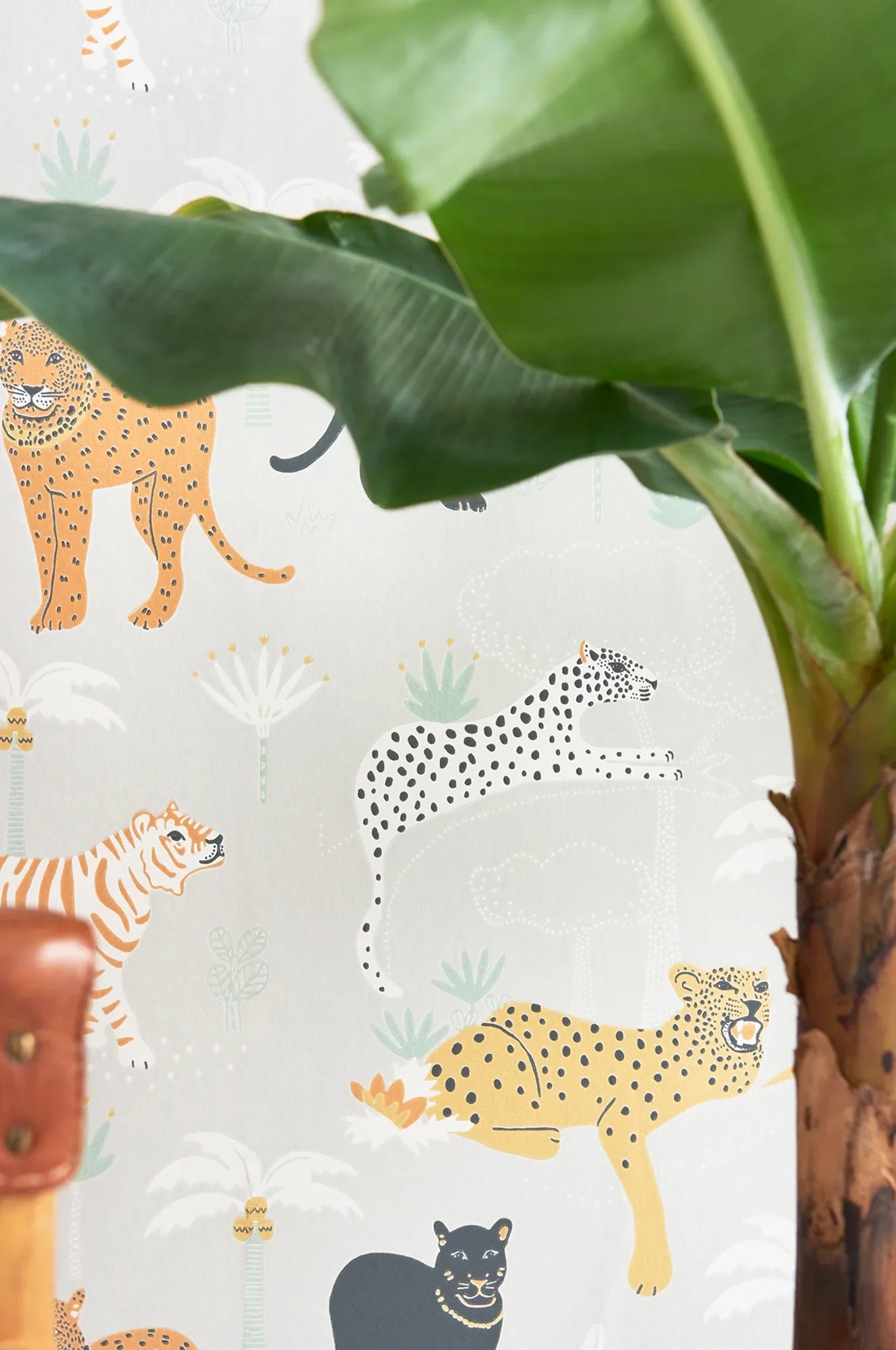 Majvillan Black panther light grey behang sfeerbeeld kinderkamer detail