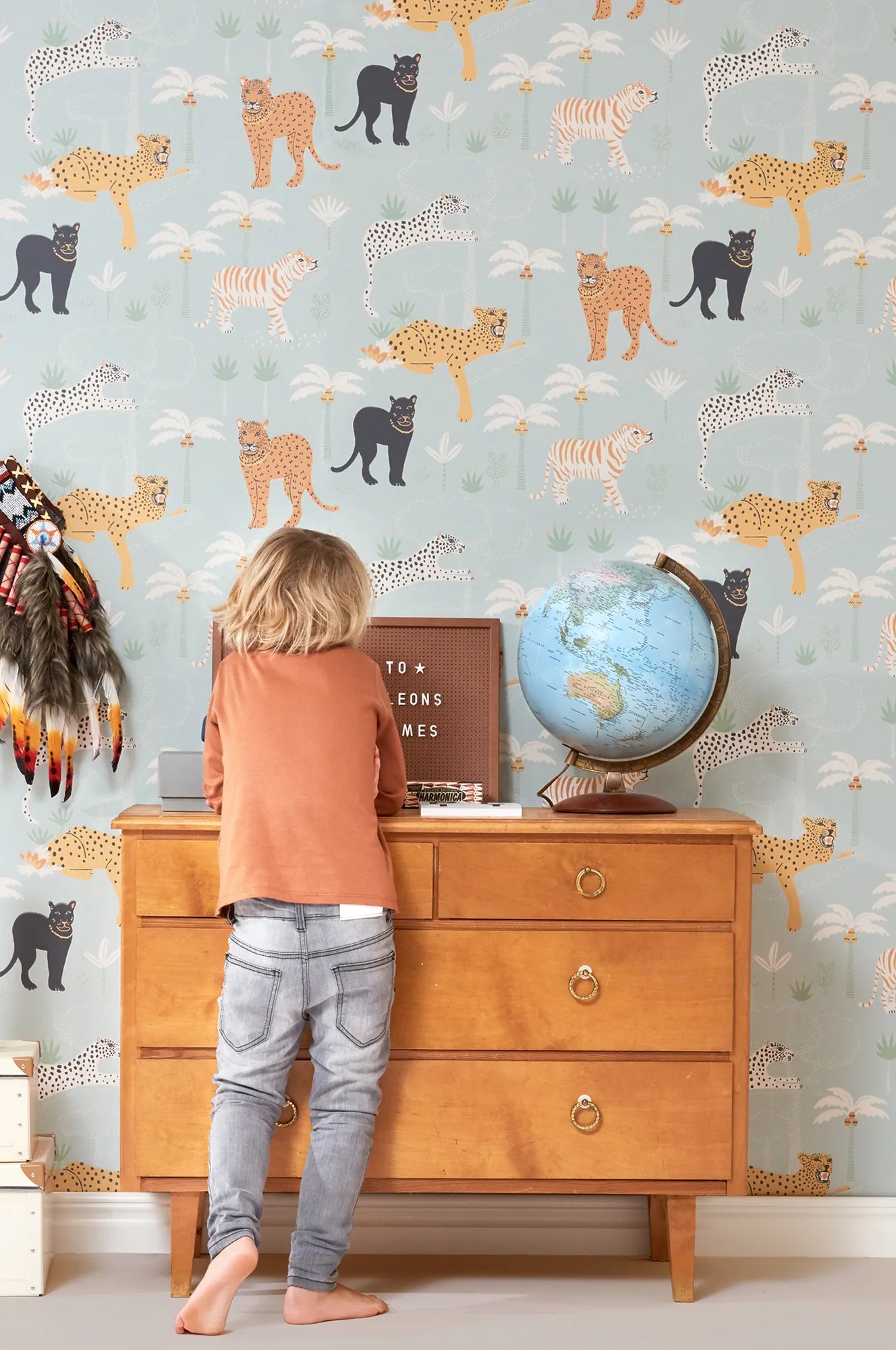 Majvillan Black panther behang in twilight blue kleur in sfeervolle Scandinavische kinderkamer