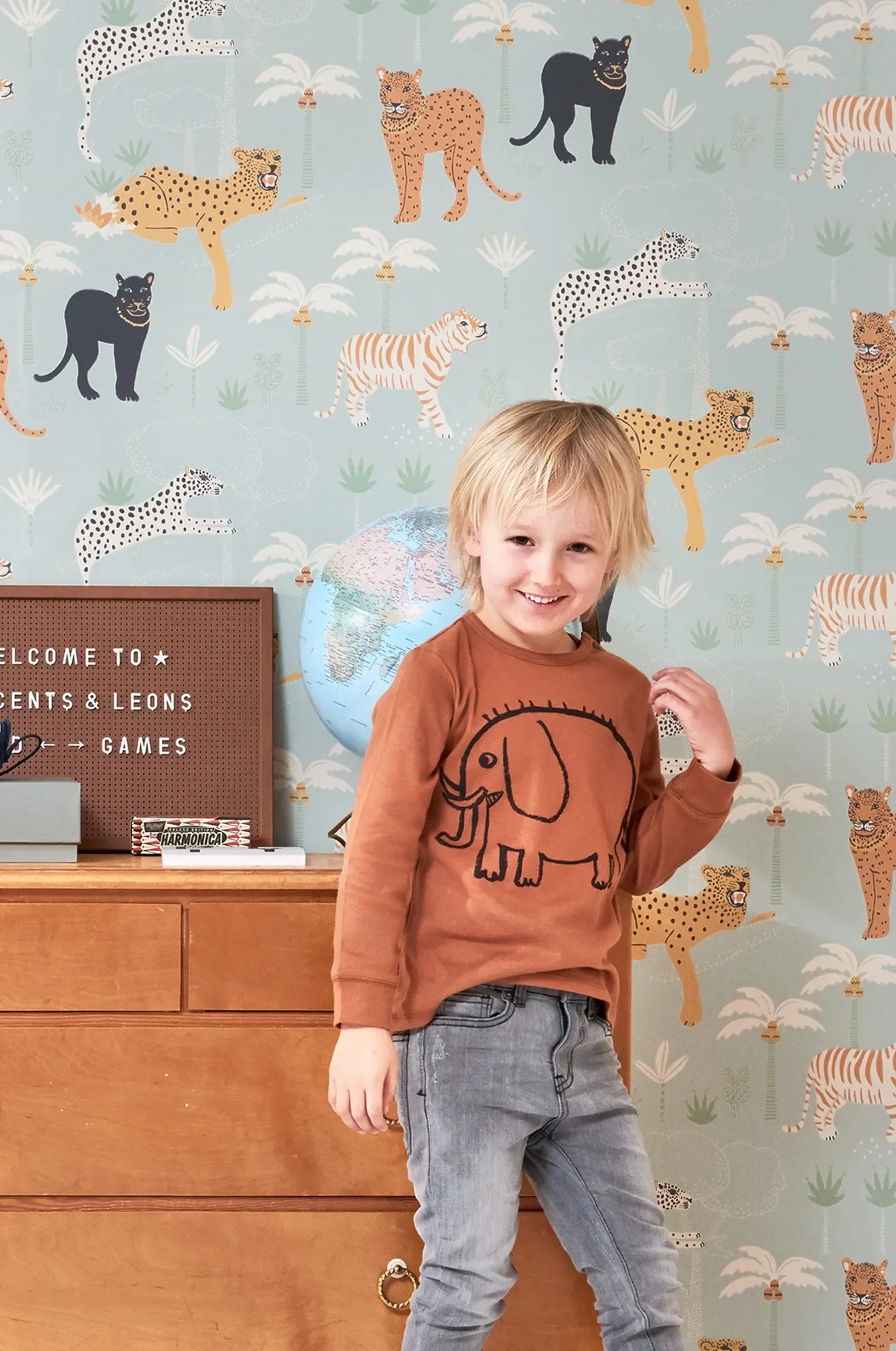 Majvillan Black panther twilight blue behang sfeerbeeld kinderkamer detail