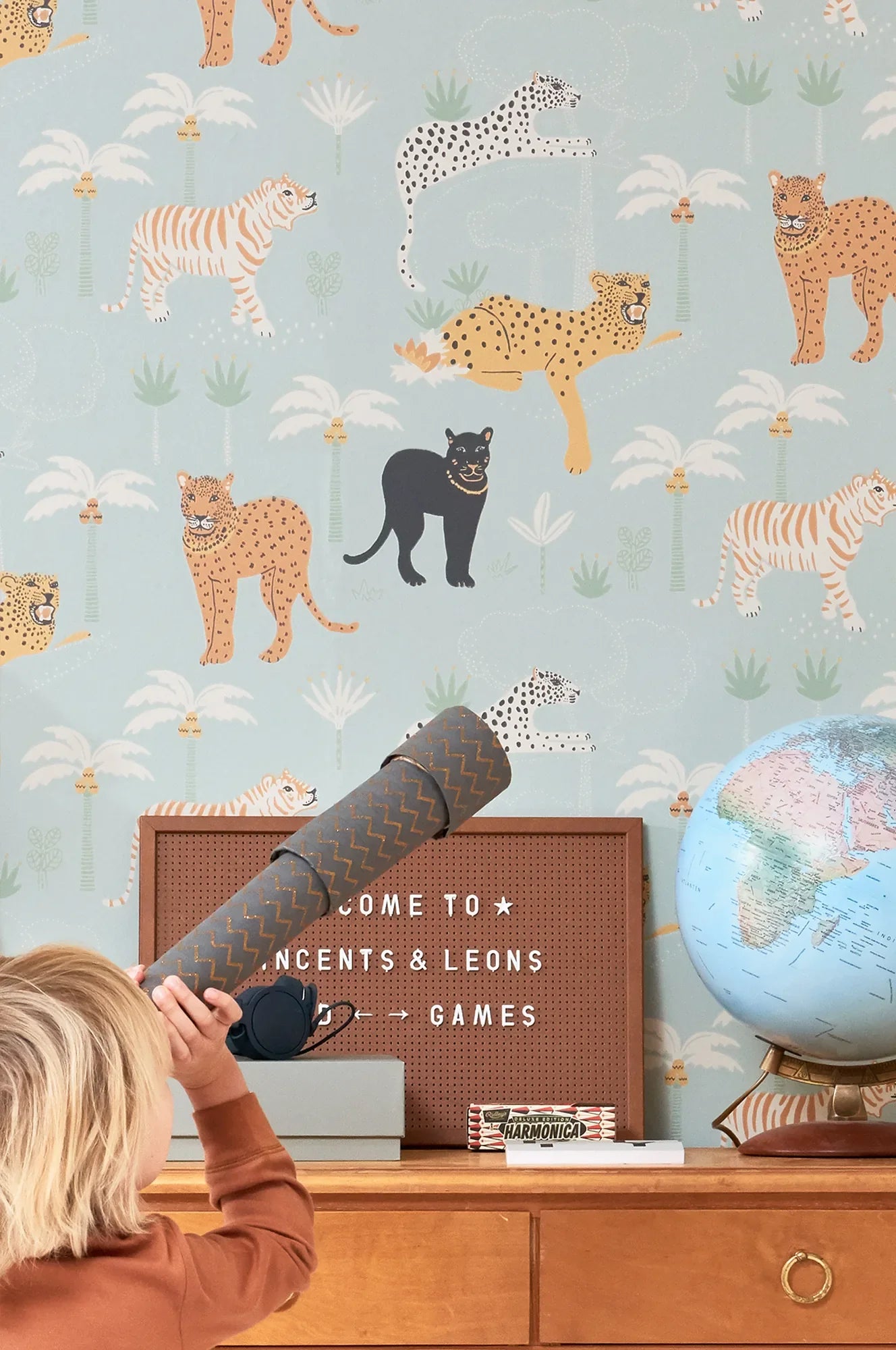 Majvillan Black panther twilight blue behang sfeerbeeld kinderkamer detail