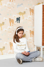 Majvillan Black panther behang in creamy orange kleur in sfeervolle Scandinavische kinderkamer