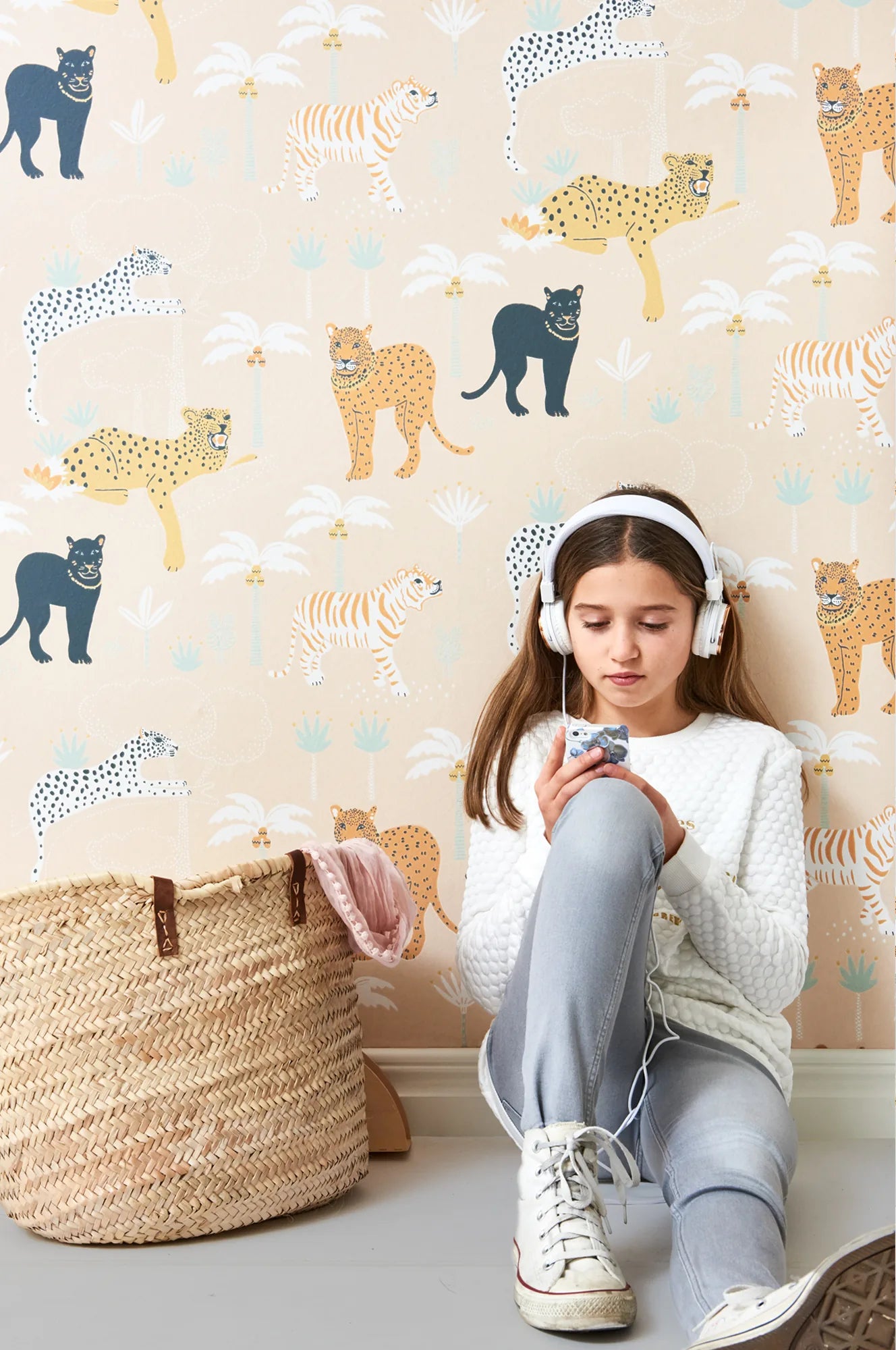 Majvillan Black panther creamy orange behang sfeerbeeld kinderkamer detail