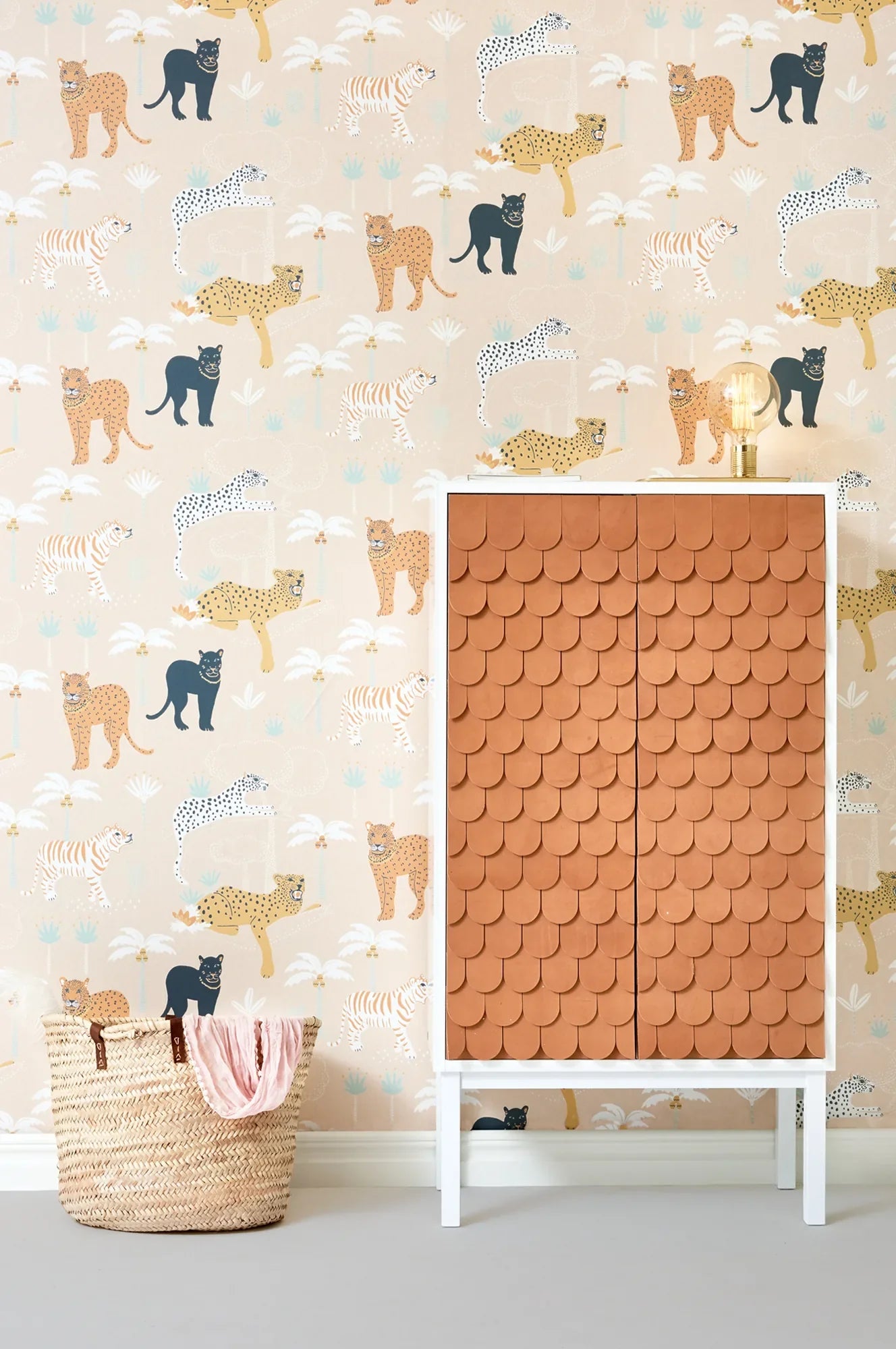 Majvillan Black panther creamy orange behang sfeerbeeld kinderkamer detail