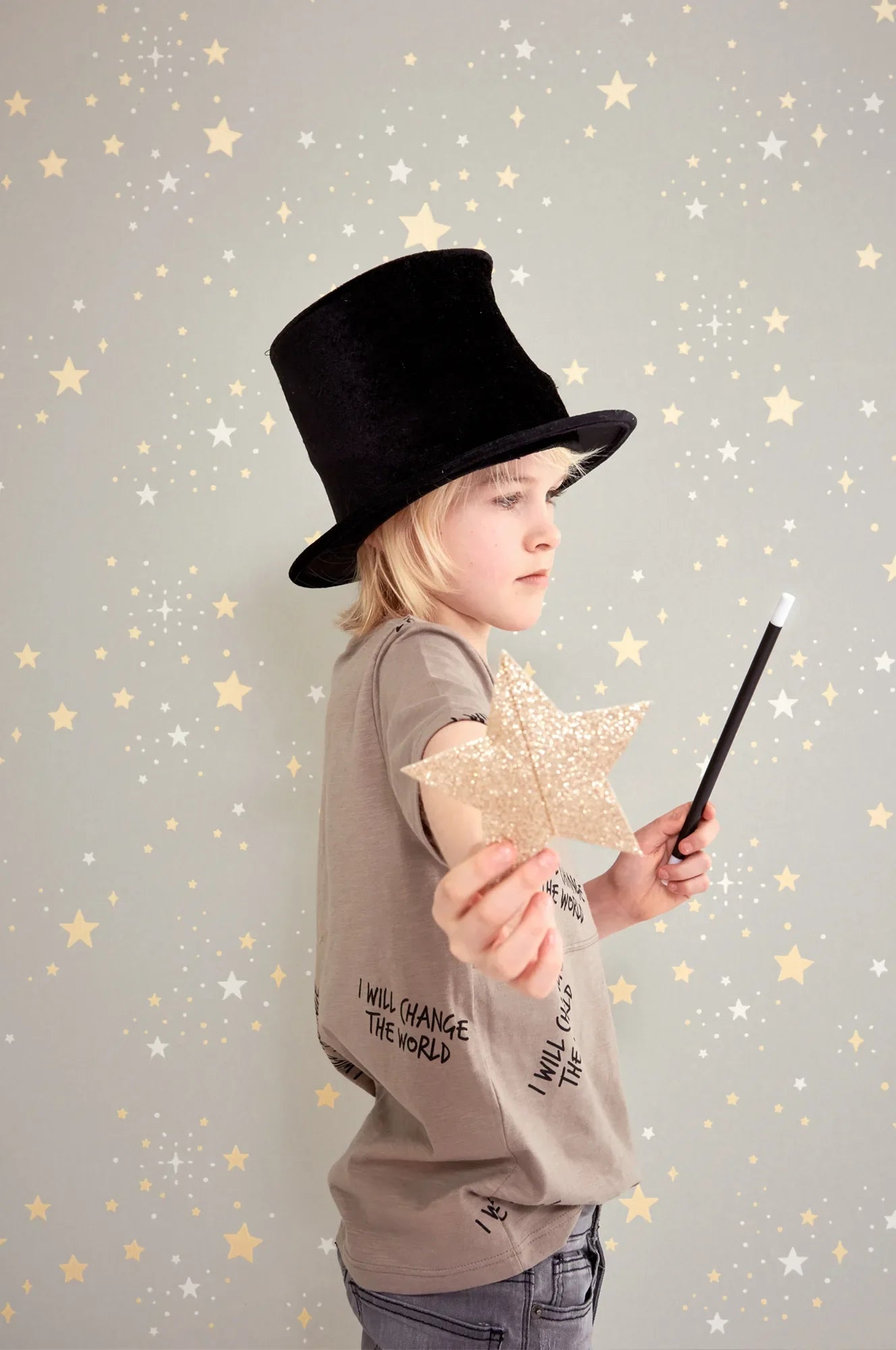 Majvillan Twinkle behang in mud grey kleur in sfeervolle Scandinavische kinderkamer
