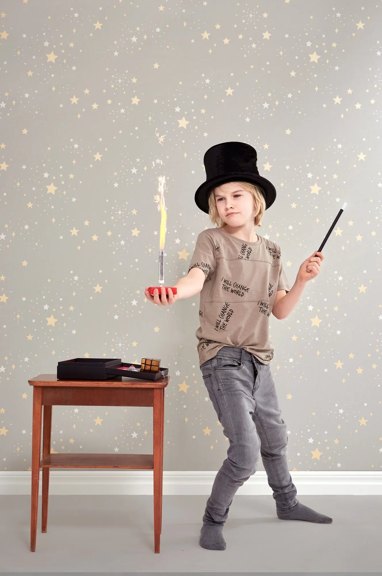 Majvillan Twinkle mud grey behang sfeerbeeld kinderkamer detail