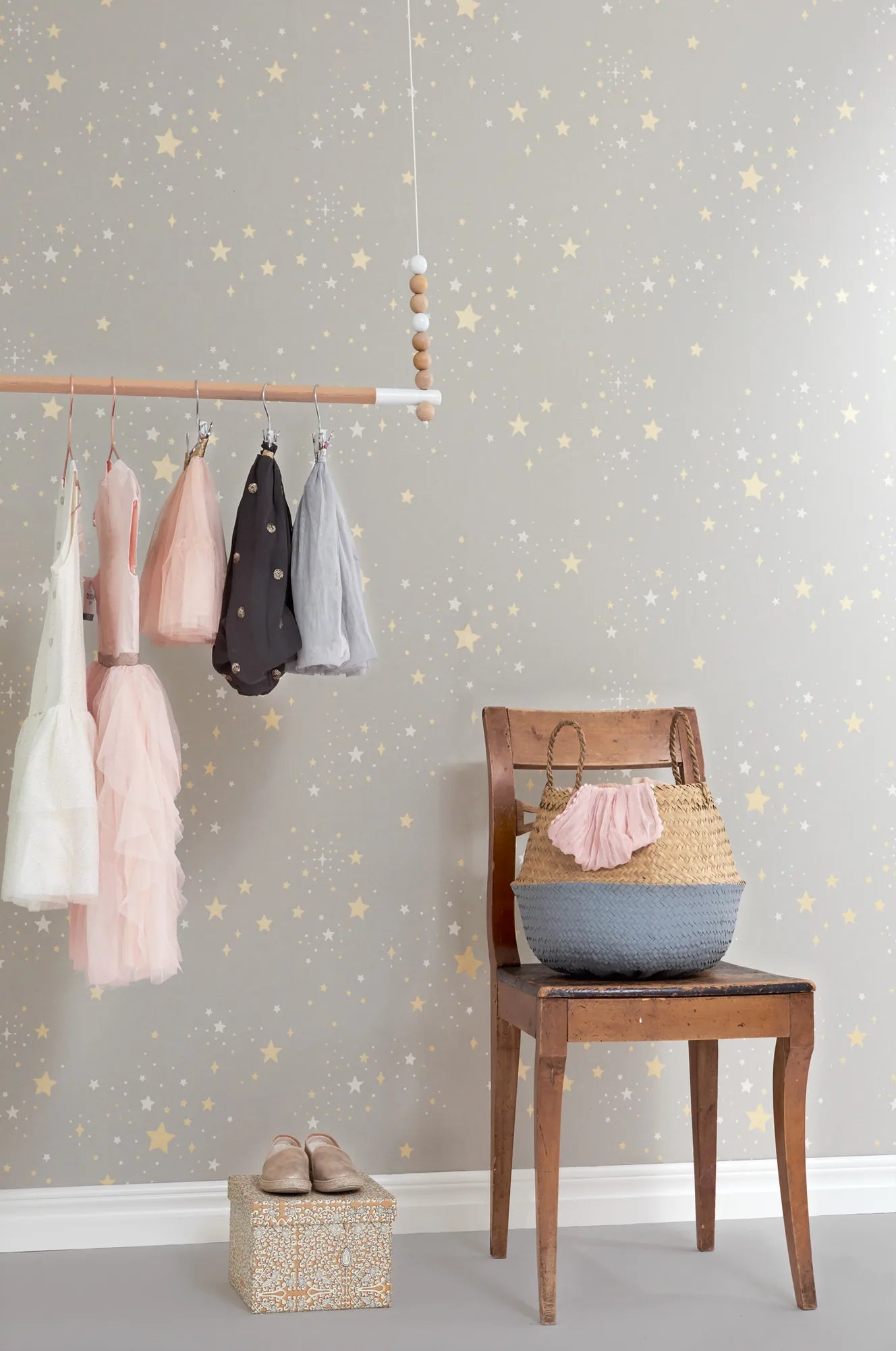Majvillan Twinkle mud grey behang sfeerbeeld kinderkamer detail