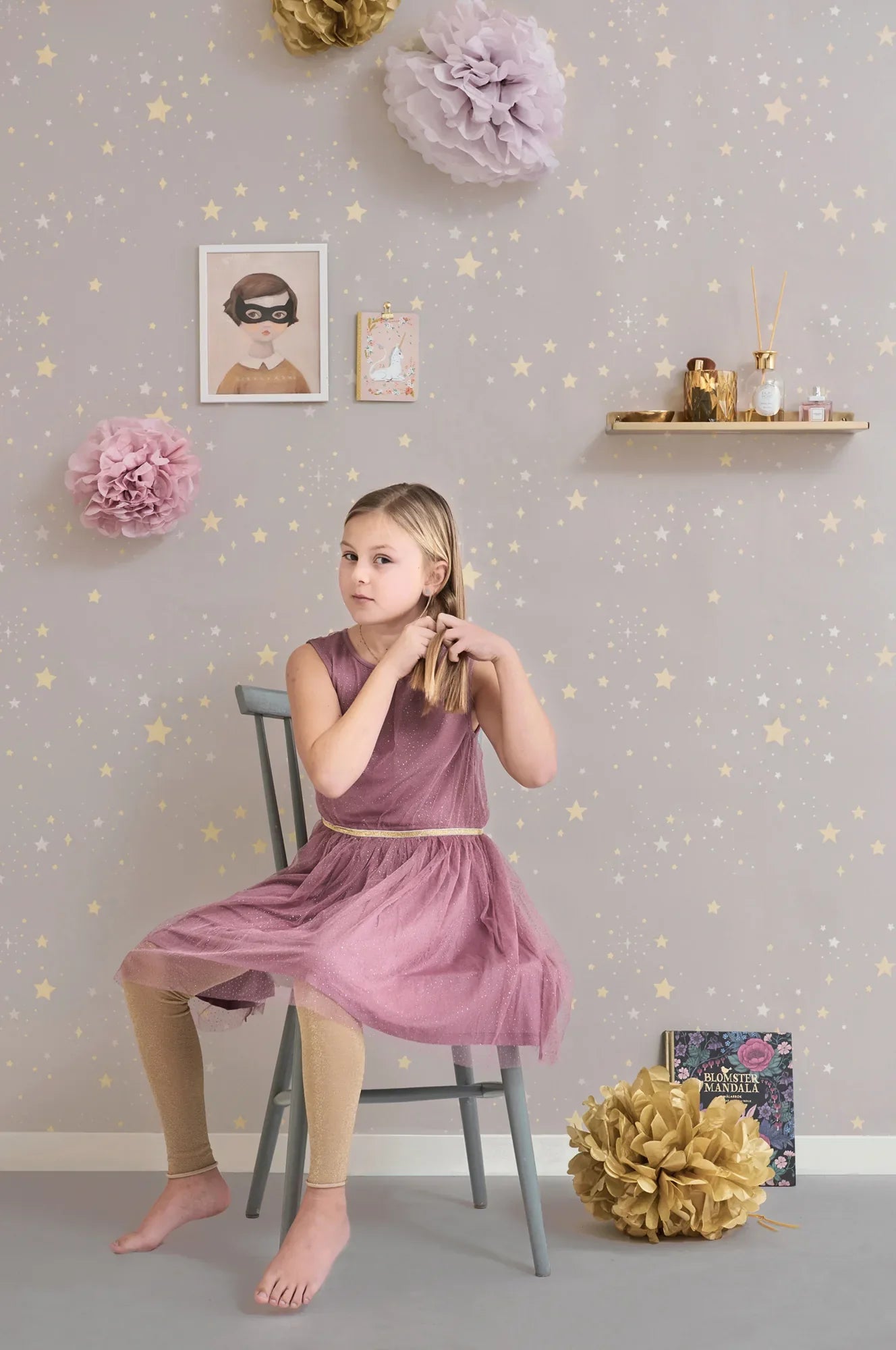Majvillan Twinkle behang in dusty lilac kleur in sfeervolle Scandinavische kinderkamer