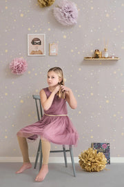 Majvillan Twinkle behang in dusty lilac kleur in sfeervolle Scandinavische kinderkamer