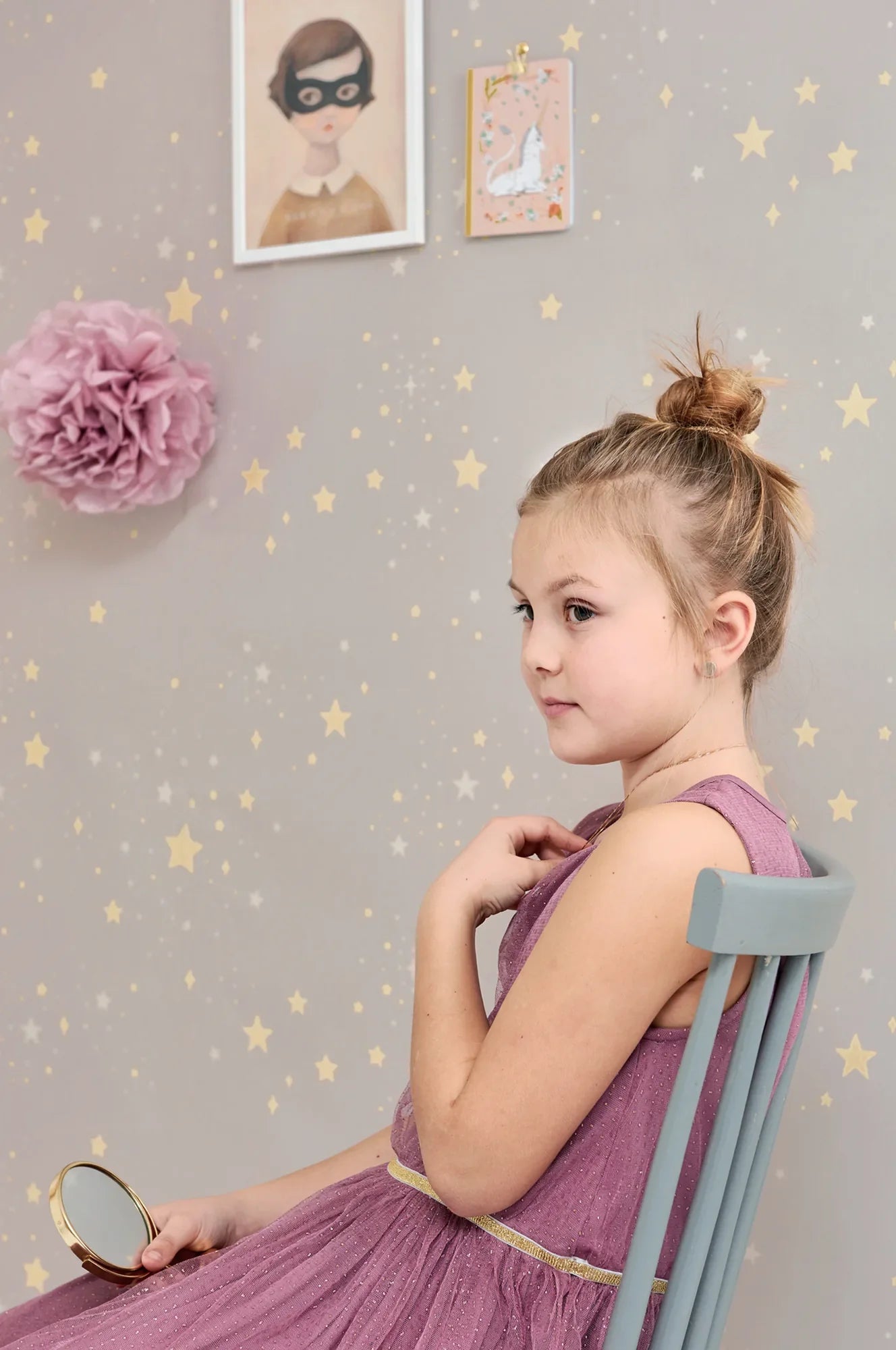 Majvillan Twinkle dusty lilac behang sfeerbeeld kinderkamer detail