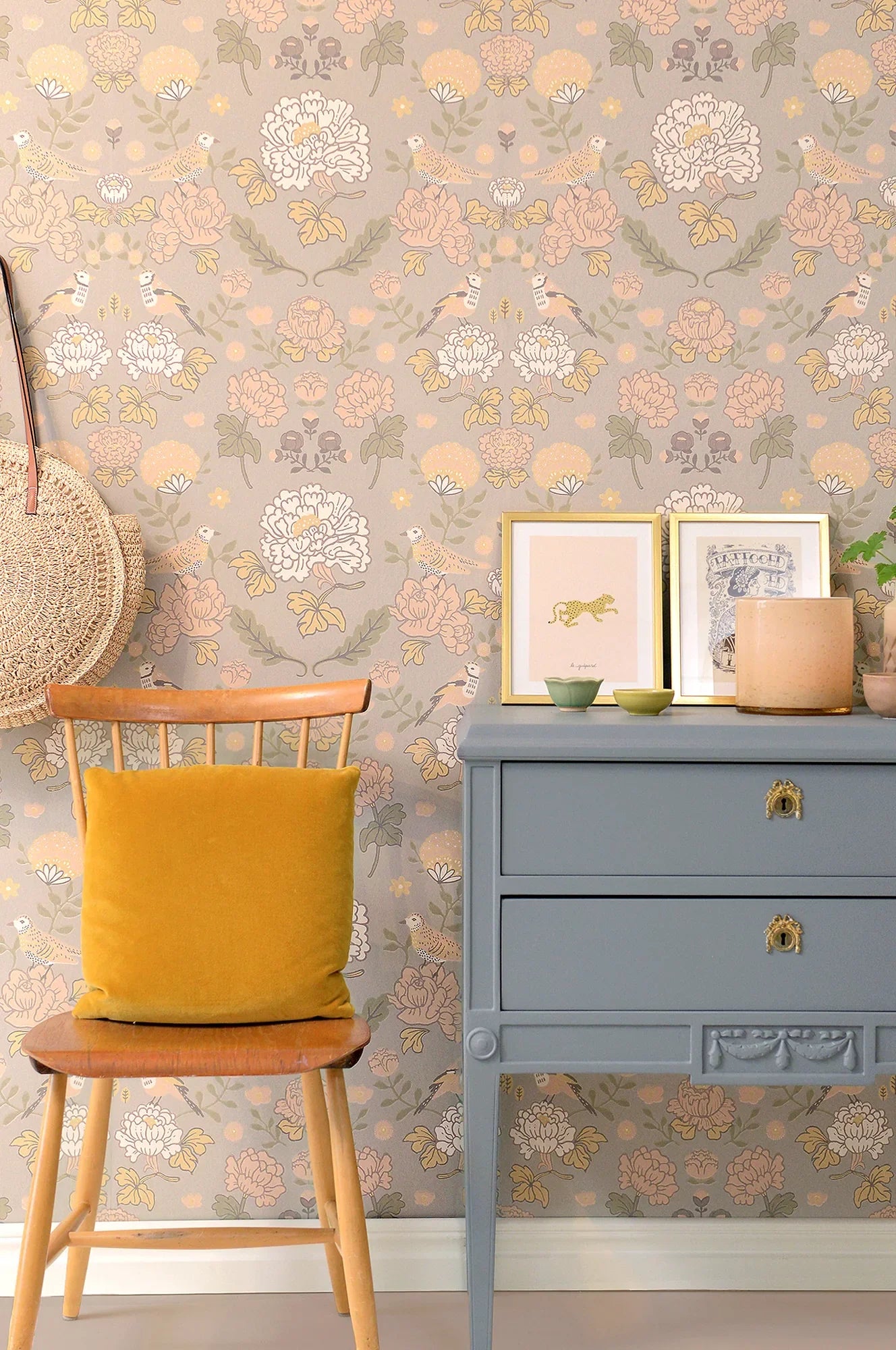 Majvillan June behang in mindful grey kleur in sfeervolle Scandinavische kinderkamer